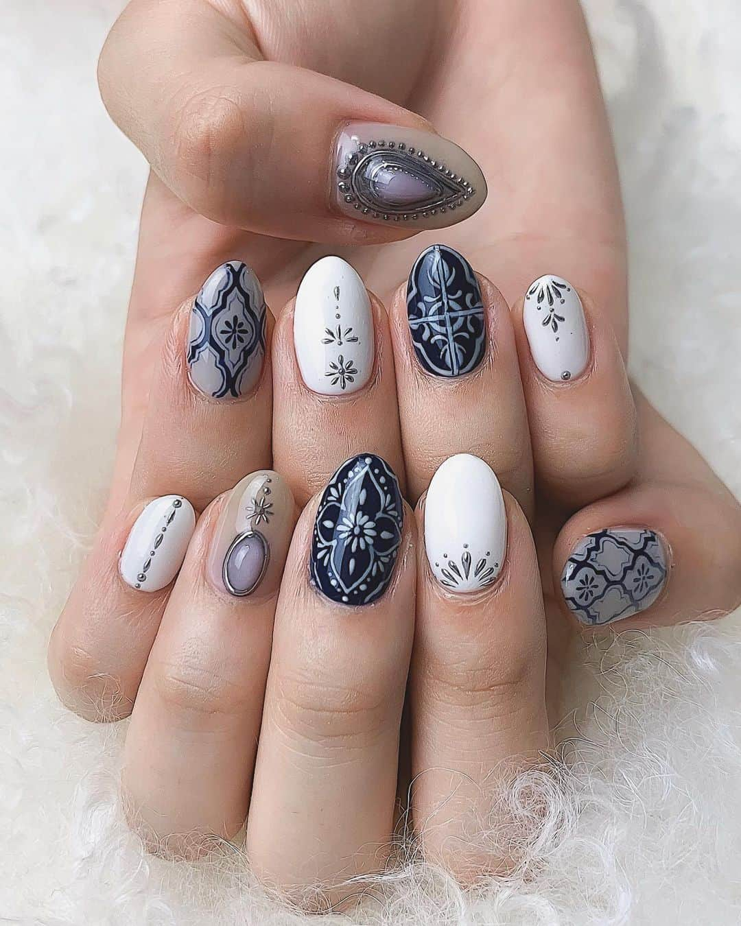 Nailsalon Cielさんのインスタグラム写真 - (Nailsalon CielInstagram)「サンプルより﻿ 選んで頂いたデザインです𐬰𐬰✶﻿ ﻿ ﻿ ジェムストーンの色を﻿ サンプルとは違う色にしようと思ってたけど﻿ ピンクがポイントになってまとまったー!﻿ ﻿ ぁぁ。﻿ かわい~よぉ😚﻿ ﻿ 手描きパーツは本当におススメです✶﻿ 同じ大きさのパーツになると﻿ 盛り盛りになっちゃう。﻿ ﻿ 手描きだと親指のパーツの大きさでも﻿ 肌馴染み良し。﻿ ﻿ サイコ!🖖🏾💜﻿ ﻿ ﻿ ﻿ ‣﻿ ‣﻿ ‣﻿ ‣﻿ ﻿ ﻿ ∙gemstone（ジェムストーン＝天然石パーツ）﻿ ∙silver jewelry,silverring（シルバージュエリー,シルバーリング、他シルバーアート）﻿ は既成パーツではなく、﻿ 全てジェルで作っております。﻿ ﻿ 直接爪の上に作っていきますので、﻿ お時間を頂きます、ご了承ください✶﻿ ﻿ ⦅こちらのアートをご希望のお客様へ⦆﻿ ホットペッパーにクーポン、付け放題コースを﻿ 御用意しておりますので、コースをお選び下さい。﻿ ﻿ 宜しくお願い致します✶﻿ ――――――――――――――――﻿ ――――――――――――――――﻿ hotpepperBeauty net予約↓↓↓ ﻿ ﻿ https://beauty.hotpepper.jp/smartphone/kr/slnH000217395/﻿ ・﻿ #ネイル#ネイルサロン﻿ #instagood#instanails#jelnail#ネイルアート#手描きアート#loveit#ジェル#ジェルネイル#個性派ネイル#トレンドネイル#お洒落ネイル#newnails#福岡ネイル#cute#beautiful#art#ネイルサロン#天然石ネイル#韓国#ネイル#福岡ネイルサロン#cool#シルバージュエリーネイル#夏ネイル#夏ネイル2019#秋ネイル」8月16日 21時13分 - myanail