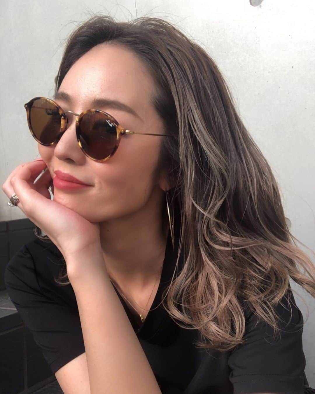 のインスタグラム：「・﻿ ・﻿ お盆の実家帰省を満喫中🏡﻿ 彼は付き合ってる時も結構来てたけど、﻿義理の息子として改めてうちに来るのは初。﻿ お父さんお母さんと一緒にお墓参りしたり、お父さんとお酒呑んだり、見ててほっこりして嬉しい😌💕﻿ お父さんはお酒が強くて、呑みながら凄く食べる人だから結構難敵w🤣﻿ 旦那くんも沢山食べるしお酒も呑める子で良かった！ (途中でギブしてたけど😂🤭)﻿ お母さんはほぼ呑まない人だからお父さん嬉しそうで良かった🧡🧡﻿ ﻿ ﻿ 今日の昼間は何万年かぶりに地元の市民プールへ🏊‍♀️﻿ 夏休み時期だから超絶混んでて滞在40分で帰りましたw﻿ でもなんか楽しかったなぁ。﻿ ﻿ 数日前に @abbey_zonofuk くんにがっつりお任せアッシュに染めてもらったのに、塩素のおかげで色が落ちてそう😬💦﻿ この写真は染めた当日✨﻿ 前に前頭ブリーチもハイライトもしてたから、めちゃくちゃ綺麗にアッシュが入って、髪の毛も柔らかくなって凄く良い感じ💕﻿ ﻿ いつもありがとう！！」