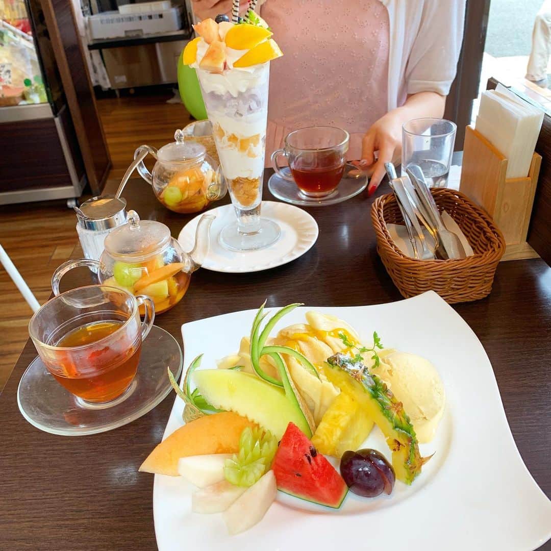 岡本麻佑のインスタグラム：「. フルーツ盛りだくさんな日でした🍍🍇🍈🍌🍉🍐🍑フルーツダイスキ🤩💘#fruit#teatime#cafe#yummy#love#happy」