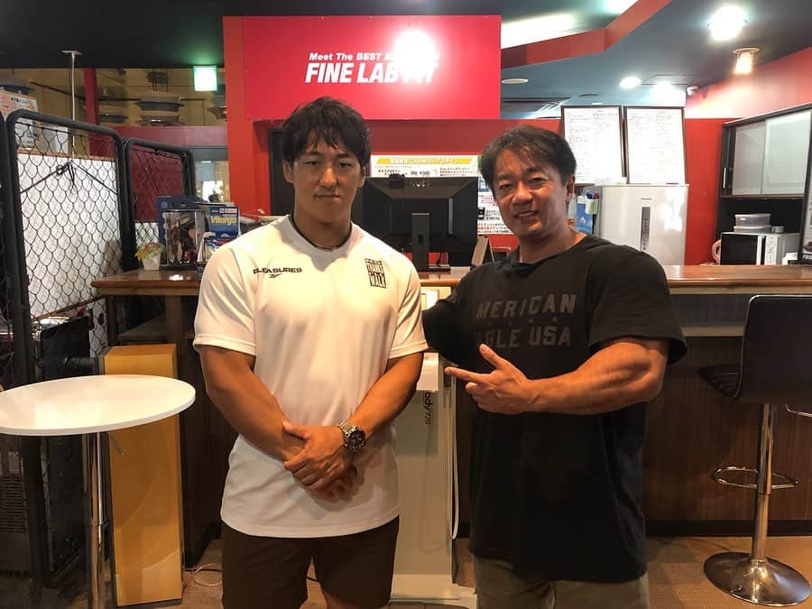 山本俊樹のインスタグラム：「- ファインラボ @fine_lab_official  代表 鈴木克彰さん @suzuki.katsuaki にお会いしました。  サプリメントのお話だけでなく、オリジナルマシーンの説明まで貴重なお時間ありがとうございました。  あまりの体のデカさに圧倒されました！！」