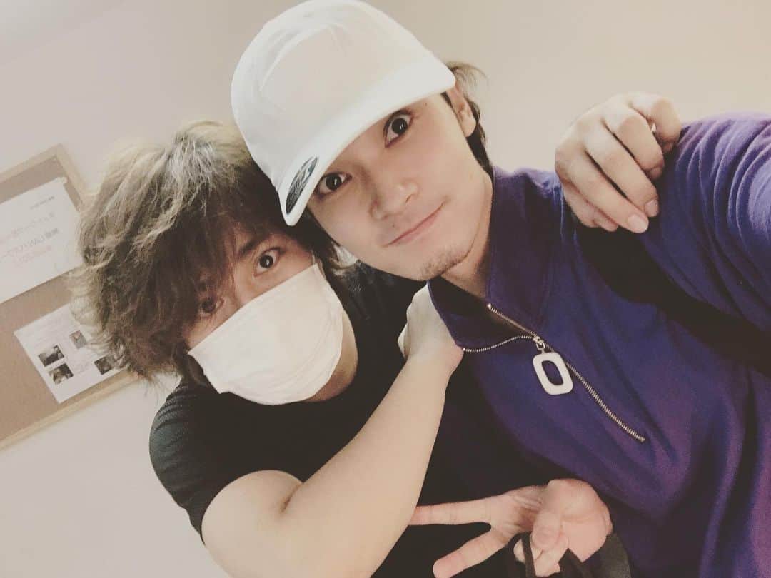 のインスタグラム：「睦さんが出演する舞台『Three Rage』今日のソワレ観てきました♪ 漢たちの熱い闘い！観てて僕も熱くなったし、殺陣も凄くて、あっという間の2時間でした🔥 ケンカとか全くしないのに、観て勝手にケンカ強くなった気になれる舞台でした笑  元共演者含め知り合いがたくさんいて、楽屋挨拶に行ったときも「俺出てたかな？」って思うくらい居心地が良かったです笑 こういう舞台にもいずれ出たいな！！！ あと残り4公演、キャストのみなさん、スタッフのみなさん、怪我も無く最後まで頑張ってください🙇‍♂️ みなさんも良かったら是非！ みんなで撮った写真はTwitterに誰かしらがあげてくれると思うからリツイートするねー♪ #舞台 #threerage #スリレイ #殺陣 #漢 #役者 #俳優 #若菜太喜 #フォローしてね #followme #thankyou」