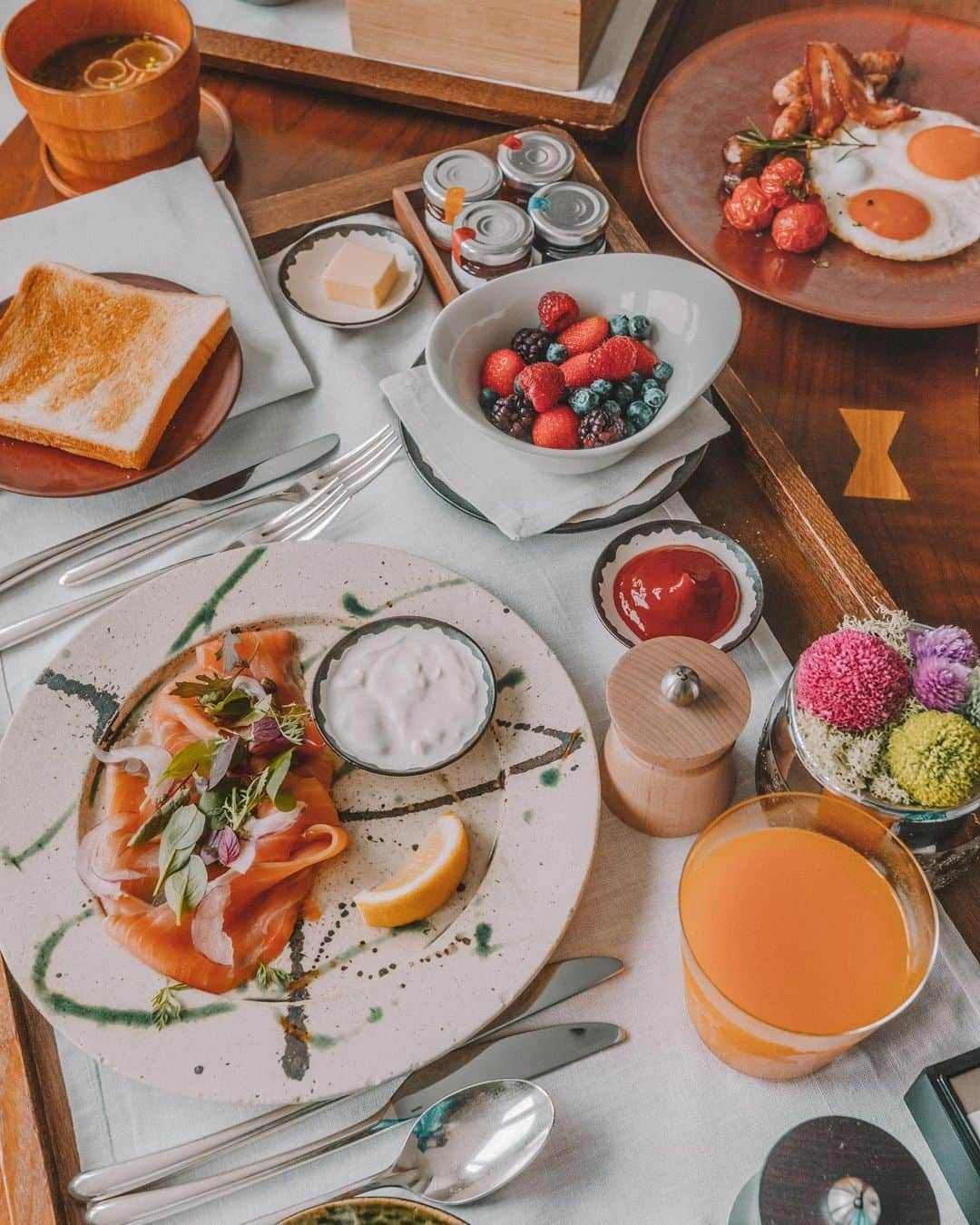 Andaz Tokyo アンダーズ 東京さんのインスタグラム写真 - (Andaz Tokyo アンダーズ 東京Instagram)「For those lazy mornings, breakfast in-room is always a good idea. 📸 Special thanks to @connieandluna」8月16日 21時27分 - andaztokyo