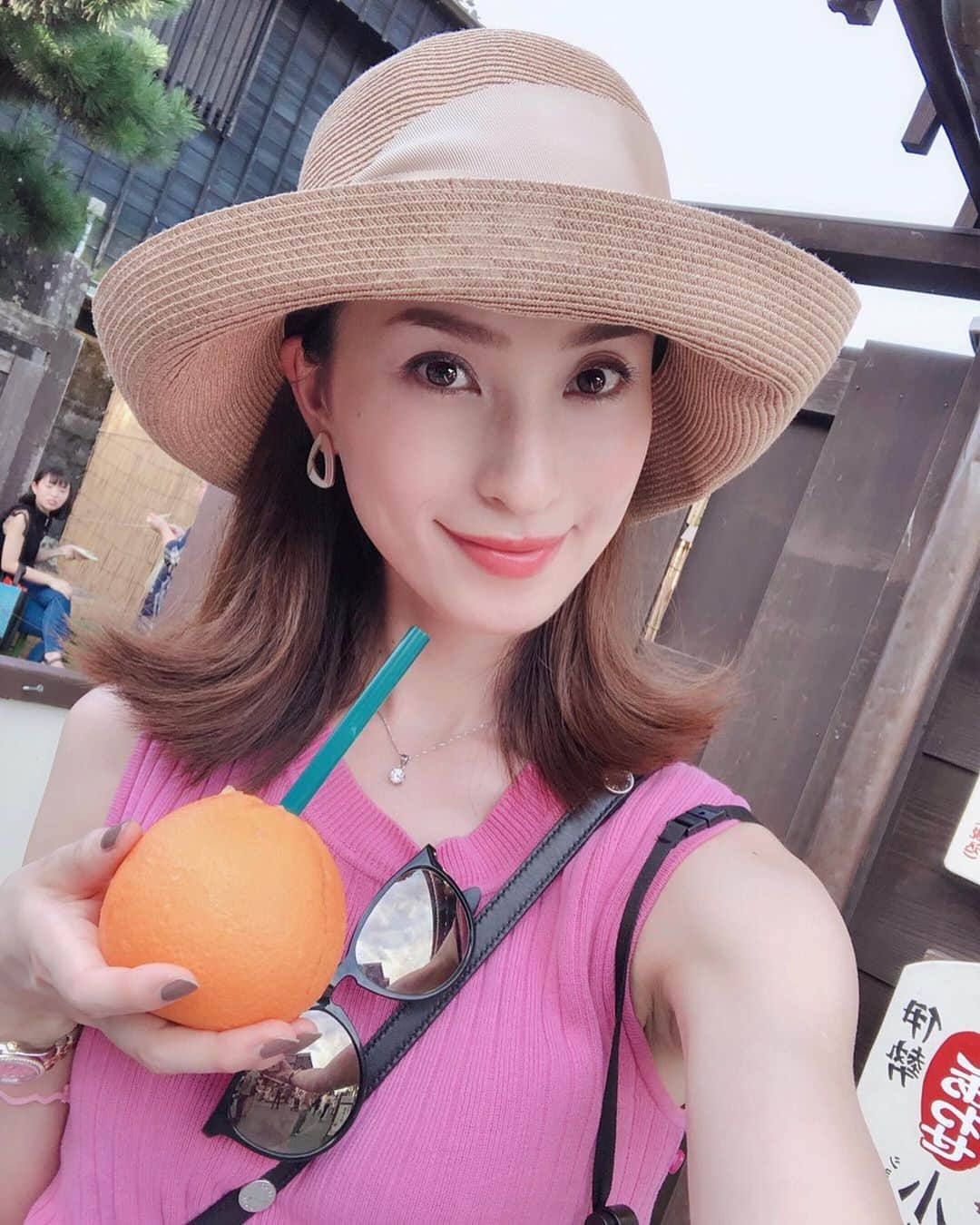 蜂矢有紀のインスタグラム：「🍊🍊🍊 ・ ぜーーーーっったい！ 飲むって決めてた美味しいに 決まってるやつ🍊🧡✨ ・ #実家帰省 #お出かけ #家族 #思い出 #三重県 #伊勢 #伊勢神宮 #おかげ横丁 #まるごと果汁 #オレンジ #甘橙 #美味 #三重観光 #食べ歩き #飲み歩き #🍊」