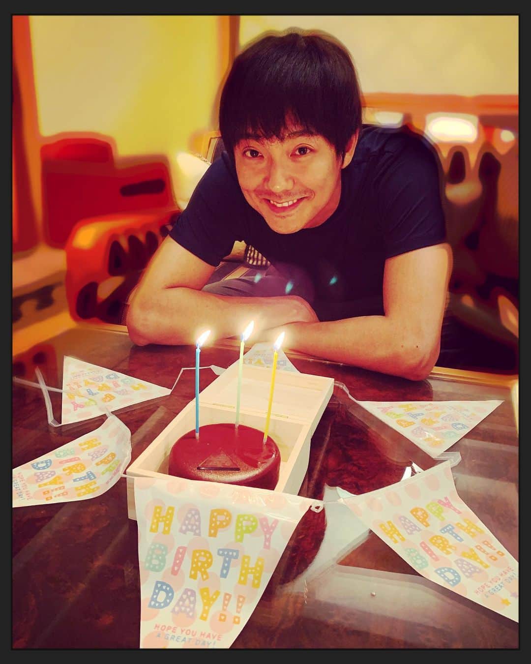 長田成哉のインスタグラム：「沢山のお祝いのメッセージありがとうございました。 12時丁度はザッハトルテでお祝いしてもらいました💡」
