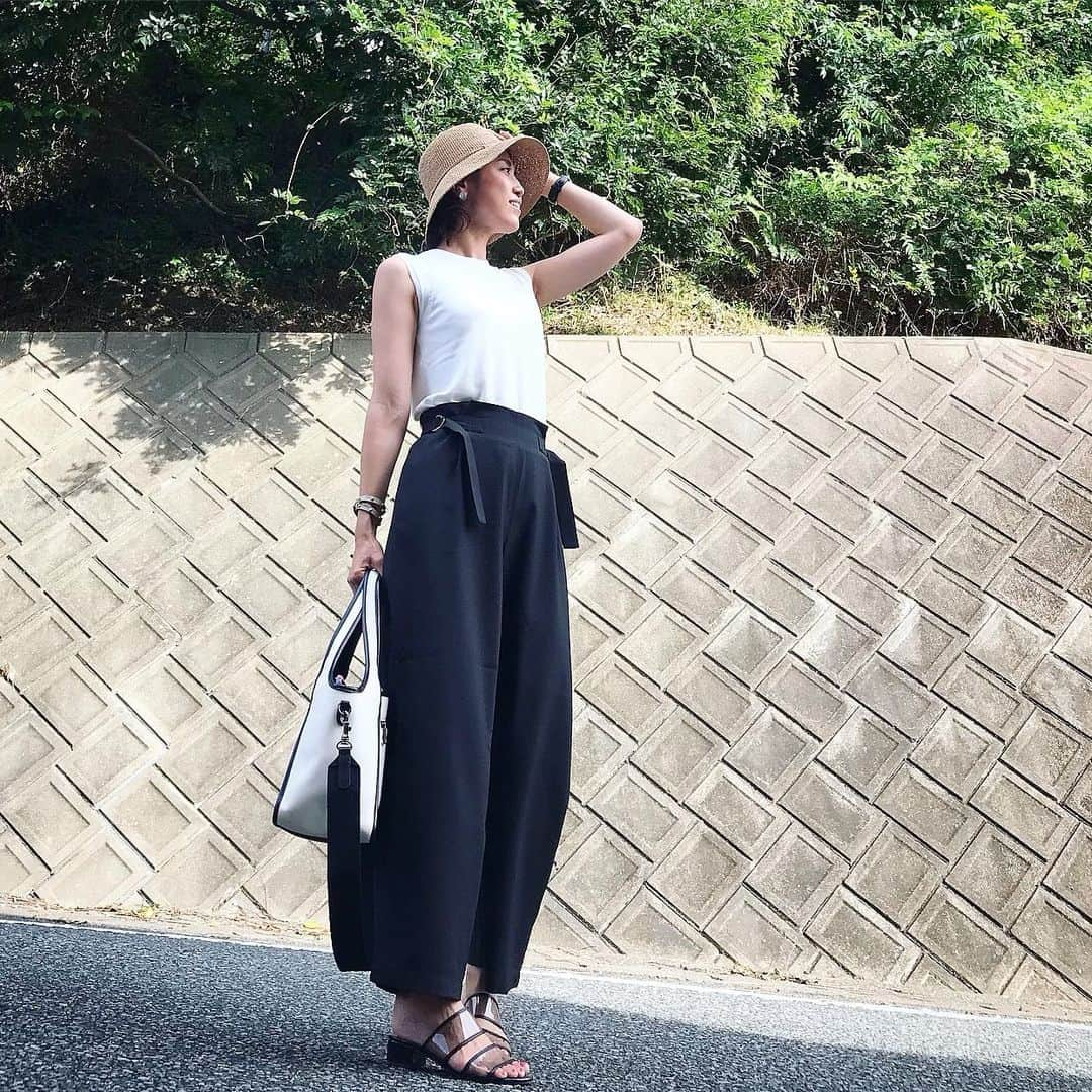 ryo0809appleさんのインスタグラム写真 - (ryo0809appleInstagram)「#coordinate ・ ・ ・ 絶対間違いないモノトーン。 二の腕気にはなるけど、暑過ぎて袖のある服とか無理！ もう二の腕とか気にしてらんない😕 ・ ・ 今日からパパ仕事でしかも出張… 夏休みももう終わったな… ・ ・ ・ #服記録 #モノトーンコーデ #白黒コーデ  #プチプラコーデ  #プチプラファッション  #ママコーデ  #kaumo_fashion  #locari  #ponte_fashion  #mamagirl  #mineby3mootd  #ママスタ夏コーデ  #アラフォーママ  #アラフォーコーデ  #男の子ママ #大人カジュアル  #大人女子コーデ #gu_for_all  #ノースリーブニット #hayni #ヘイニ」8月16日 21時24分 - ryo0809apple