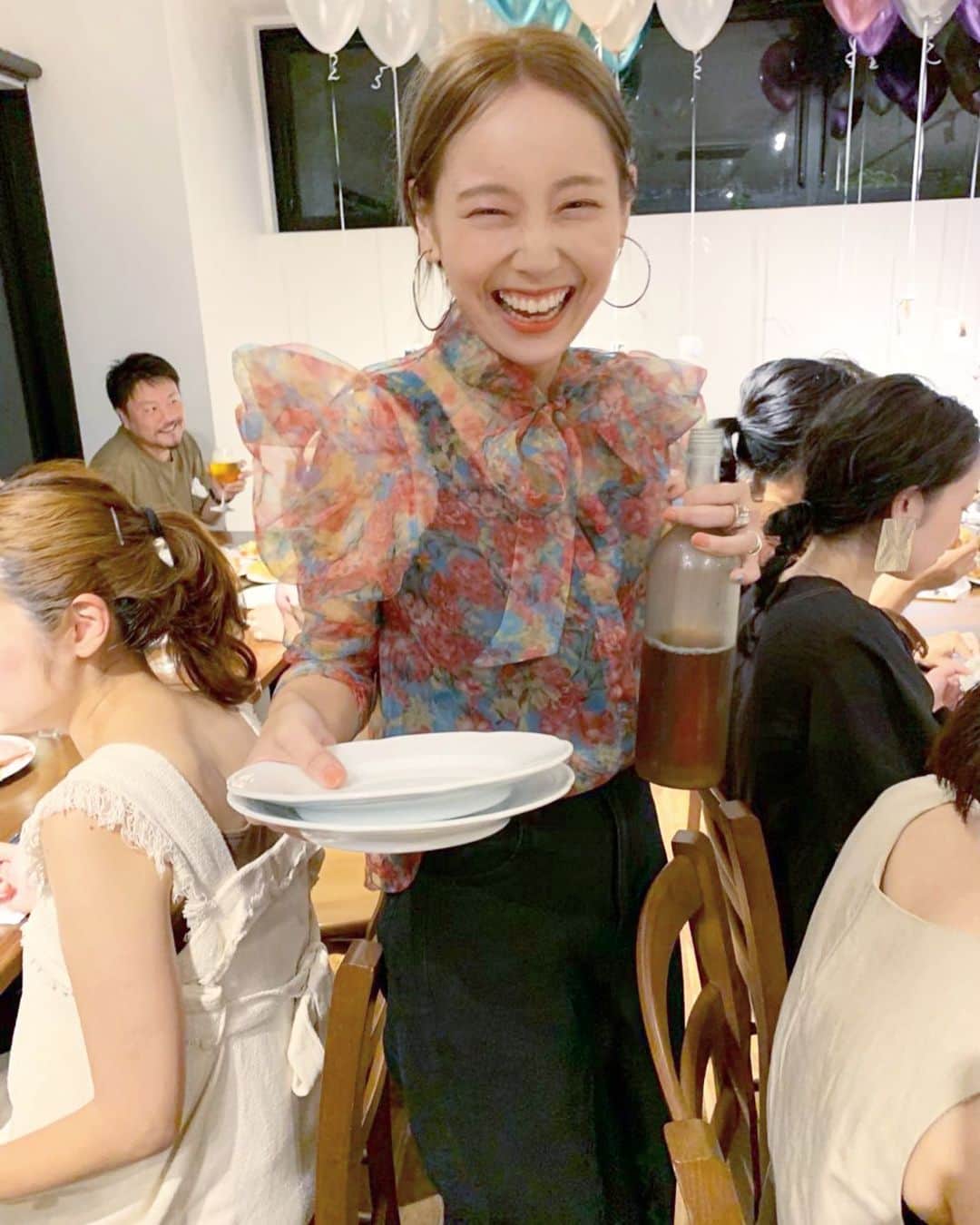 のインスタグラム：「昨夜のBaby shower ！ 🍼🍼﻿ ﻿ たかこがプレゼントやん！﻿ って 上司にイジられた ブラウス。笑笑﻿ ﻿ ﻿ ﻿ウーロン茶片手に やったね 🌸 💐 🌷﻿ ﻿ ﻿ #kastane」