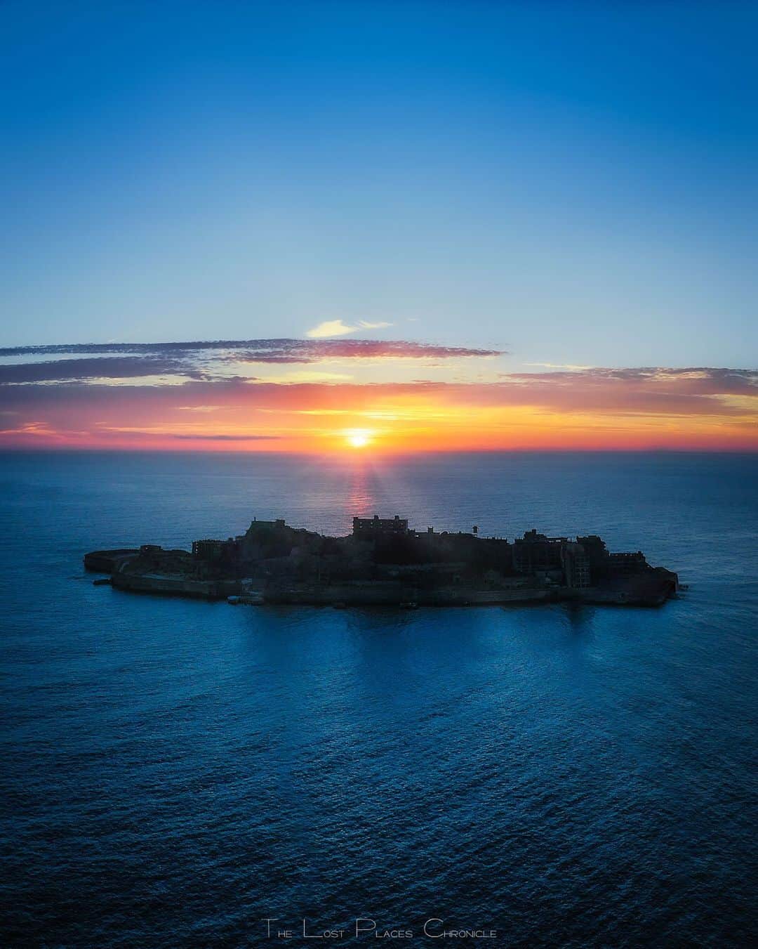 啝 （わ）のインスタグラム：「The Island with Sunset 𓆲 𓆲 𓆲 #droneoftheday #djimavicpro #djiglobal #drone #dronephotography #dronestagram #dji #topdronephotos #fromwhereidrone #wedroneasia #droneosoar #skyhilife  #japan_urbex #JJ_URBEX #jp_gallery #kf_urbandonedmasks #KINGS_ABANDONED #m3xtures #Meistershots #moodygrams #nature_takes_over #natures_reclaim #ominous_perfection #pr0ject_uno #rsa_preciousjunk #savethedecay #sfx_decay」