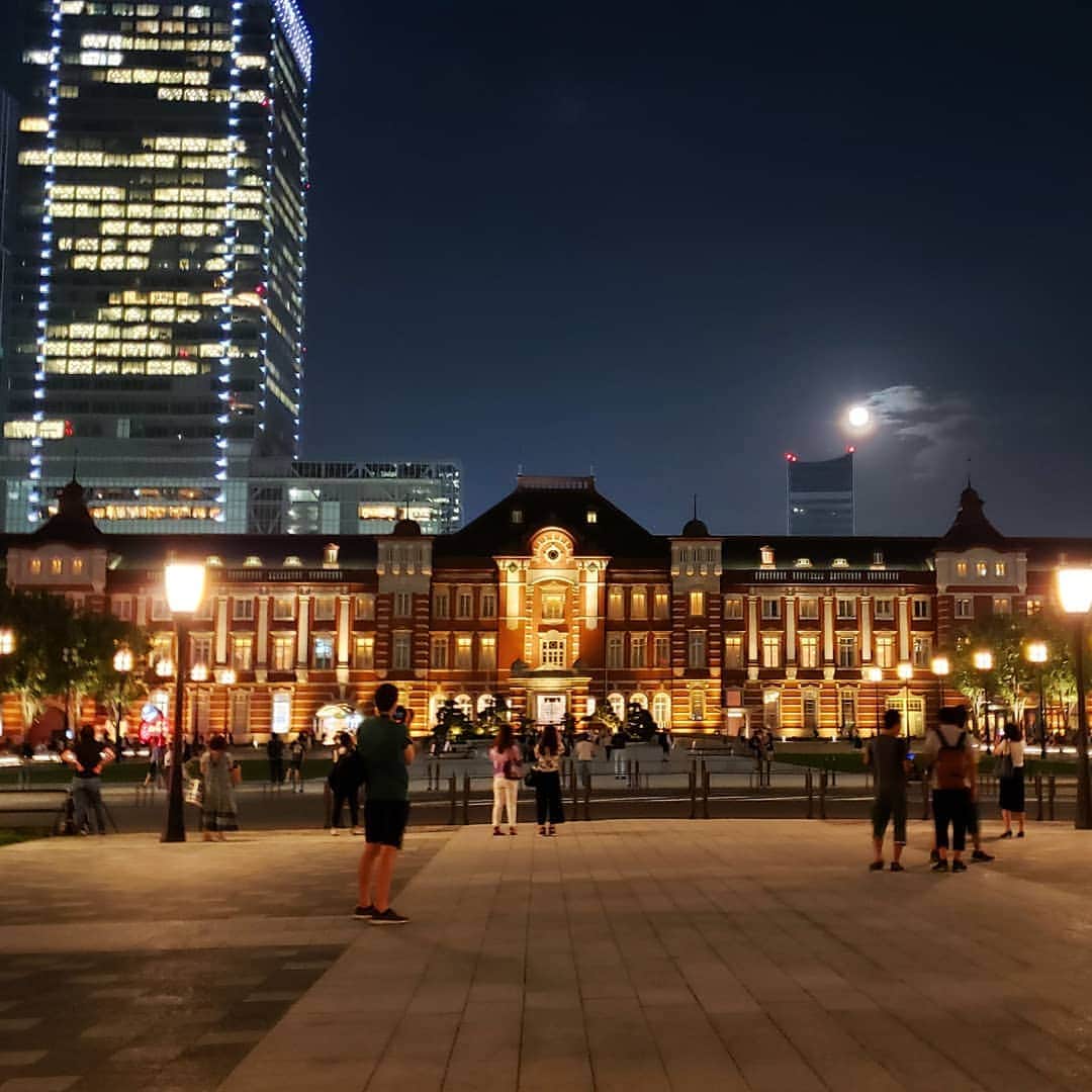のインスタグラム：「The full moon watching over Tokyo Station. 東京駅の上から静かに見守る、まん丸の月。  #Tokyosky #fullmoon #moonlight #moonlit #nightsky #magical #magicalsight #Gyokodori #TokyoStationSquare #Marunouchi #TokyoStation #PalaceHotelTokyo #月夜 #月明かり #満月 #東京の空 #神秘的 #華やか #行幸通り #東京ステーション #丸の内駅前広場 #丸の内 #東京駅 #パレスホテル東京」