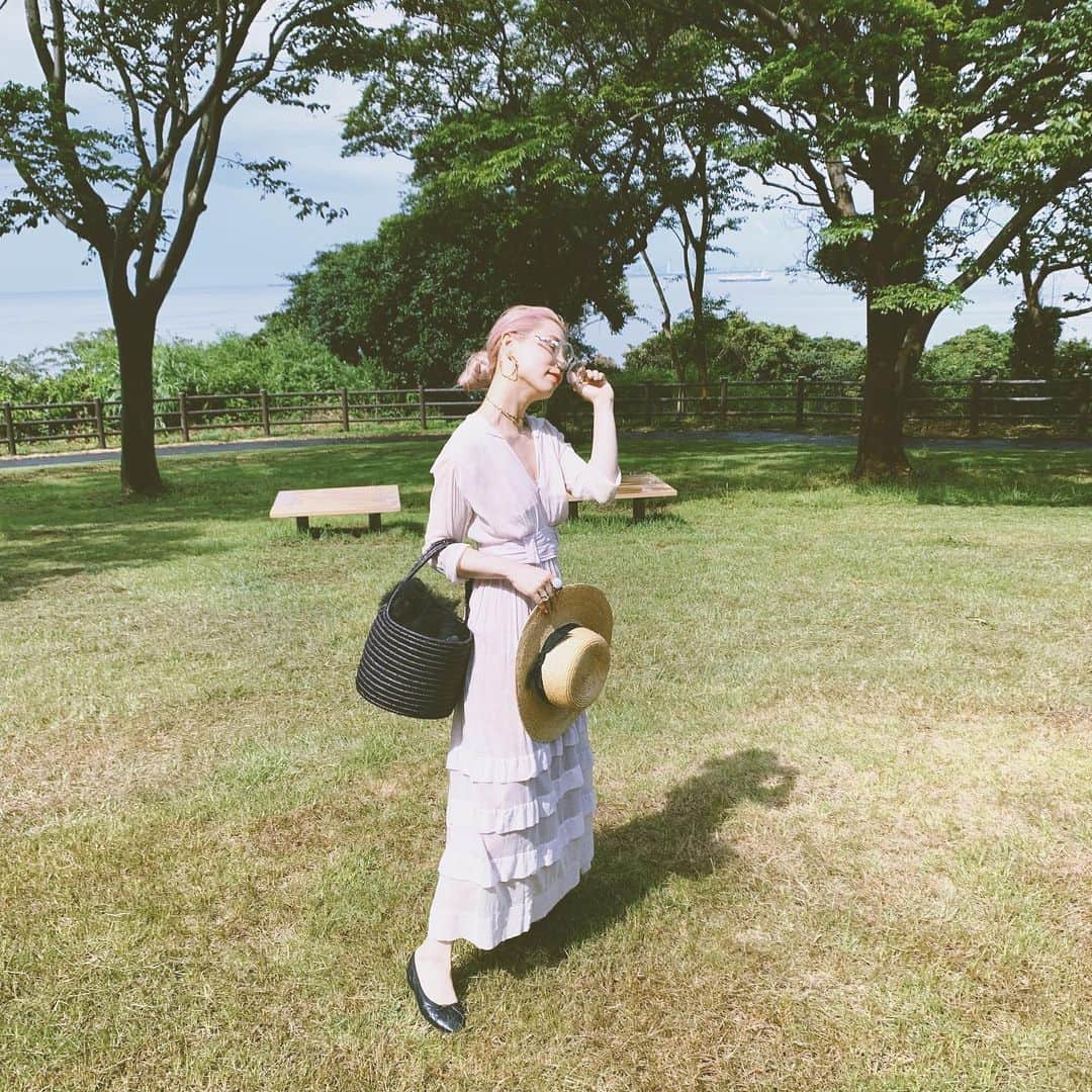 佐々木茜さんのインスタグラム写真 - (佐々木茜Instagram)「. . ある日🌿 . dress #curios #antique hat . bag #sugri shoes #chanel sunglasses #zoff × #yukiotani . . うすーいピンクと 黒の組み合わせ、好き☺️ リップはフェミニンになりすぎないように、 オレンジでちょっとカジュアルダウン😊 🌿🌿🌿🌿」8月16日 21時36分 - akane_madder2