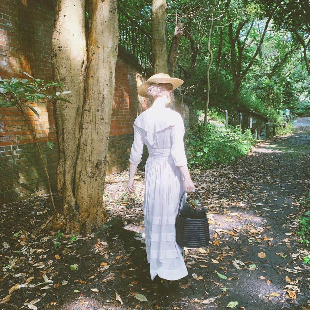 佐々木茜さんのインスタグラム写真 - (佐々木茜Instagram)「. . ある日🌿 . dress #curios #antique hat . bag #sugri shoes #chanel sunglasses #zoff × #yukiotani . . うすーいピンクと 黒の組み合わせ、好き☺️ リップはフェミニンになりすぎないように、 オレンジでちょっとカジュアルダウン😊 🌿🌿🌿🌿」8月16日 21時36分 - akane_madder2