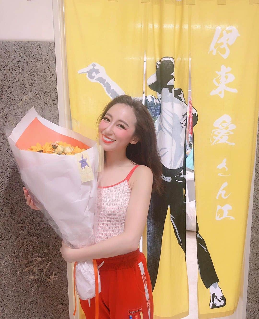 伊東愛さんのインスタグラム写真 - (伊東愛Instagram)「お花束ってとっても嬉しい🌻🌻🌻 もうあと９日でグランドフィナーレだなんて お願い、嘘って言って @keren_show  @keren_showcast #kerenロス」8月16日 21時36分 - mana_ito