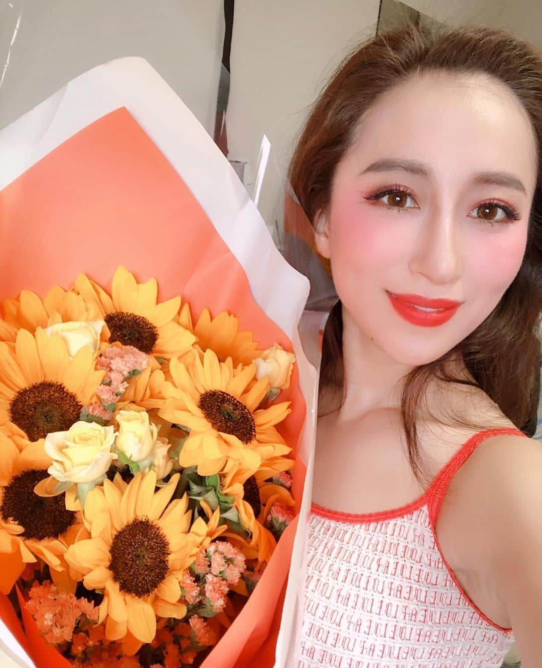 伊東愛のインスタグラム：「お花束ってとっても嬉しい🌻🌻🌻 もうあと９日でグランドフィナーレだなんて お願い、嘘って言って @keren_show  @keren_showcast #kerenロス」