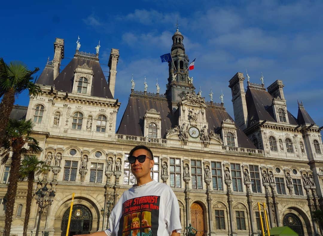DJ DAIKI（若林大輝）さんのインスタグラム写真 - (DJ DAIKI（若林大輝）Instagram)「I'm staying in Paris now.It's just fantastic weather so I feel great!!! . 只今パリに滞在中です。 パリは2年ぶりですが 天気が良く地図も持たずに 街をぶらぶら歩いているだけでも 最高に気持ちがいいです！ . 夏のヨーロッパは 日の入りが夜の21時くらいで 20時とかでも全然明るいので 皆公園で日光浴をしたりチルしたり 外で友達や家族と芝生に寝そべり わいわいおしゃべりしたり 本当に楽しそうです！ . 気持ちの良い太陽のもと 自分としっかり向き合い これから残りの人生を更に充実させて 過ごすにはどう動くべきか ゆっくり考えてみようと思います . #bonjour #paris #france #chill #時には日常から離れ #人生を考える  #自分会議」8月16日 21時28分 - daiki.wakabayashi