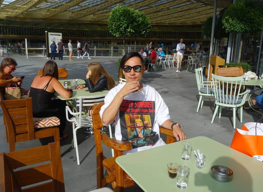 DJ DAIKI（若林大輝）さんのインスタグラム写真 - (DJ DAIKI（若林大輝）Instagram)「I'm staying in Paris now.It's just fantastic weather so I feel great!!! . 只今パリに滞在中です。 パリは2年ぶりですが 天気が良く地図も持たずに 街をぶらぶら歩いているだけでも 最高に気持ちがいいです！ . 夏のヨーロッパは 日の入りが夜の21時くらいで 20時とかでも全然明るいので 皆公園で日光浴をしたりチルしたり 外で友達や家族と芝生に寝そべり わいわいおしゃべりしたり 本当に楽しそうです！ . 気持ちの良い太陽のもと 自分としっかり向き合い これから残りの人生を更に充実させて 過ごすにはどう動くべきか ゆっくり考えてみようと思います . #bonjour #paris #france #chill #時には日常から離れ #人生を考える  #自分会議」8月16日 21時28分 - daiki.wakabayashi