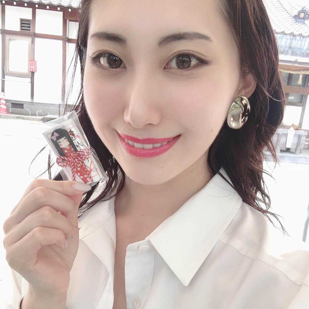 aya onoさんのインスタグラム写真 - (aya onoInstagram)「熊本ロケ 1日目  熊本市内の 会楽園 さんで #太平燕 #タイピーエン を頂きました💓 減量中の私にとってぴったりのヘルシー麺料理でした！！！ そしてその後は阿蘇へ まずは阿蘇神社で参拝して、その後おみくじを引きました！ 阿蘇神社は縁結びの神様が祀られてるんですって😍 ということで、恋みくじ💘  その後は門前町へ 熊本と言えば 馬肉🐴  早速 とり宮 さんで #馬ロッケ を頂きました！ 馬肉のコロッケです💓 とっても美味しかったです！！ そして阿蘇楽草園 さんにも立ち寄らせていただきました！ 母にお肌スベスベになる #薬膳茶 をお土産に買いました〜  #熊本 #熊本旅行 #阿蘇 #阿蘇神社 #九州 #cheek #cheekplus #大野彩 #旅ロケ」8月16日 21時29分 - onoaya_official