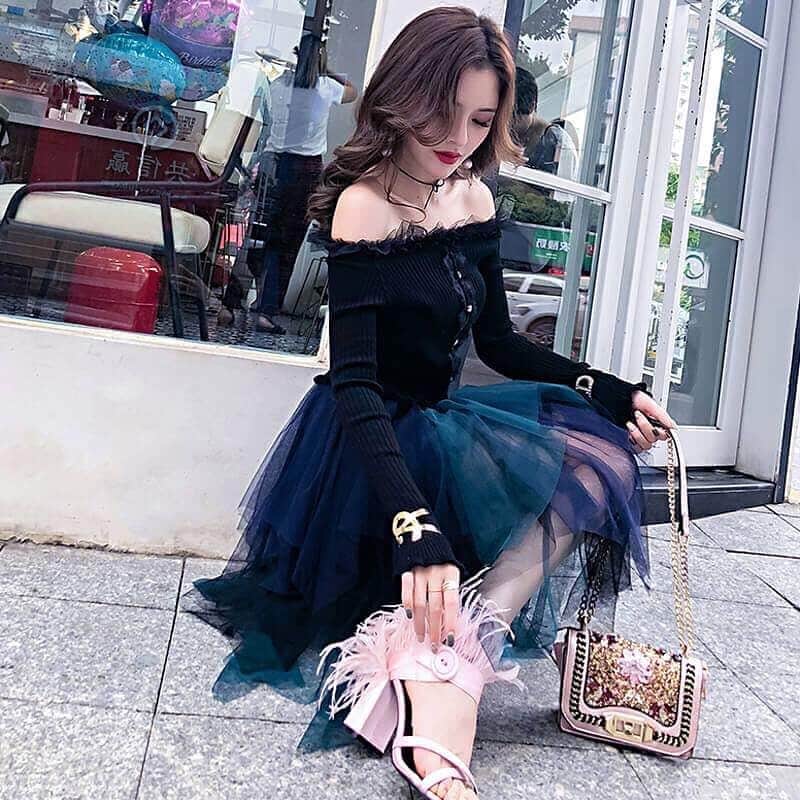 海外ファッション通販 Sroku さんのインスタグラム写真 海外ファッション通販 Sroku Instagram New Arrival ダークカラーの大人ガーリースタイル Provided By Xsrokux 秋冬の肌見せスタイルに最適な オフショルダーニット フリルがたくさん使われ