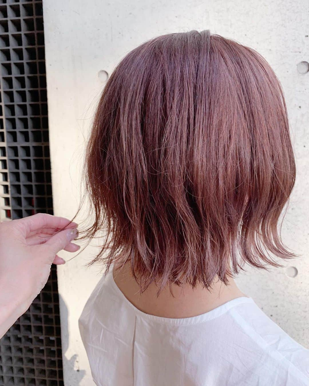 佐々木千紘さんのインスタグラム写真 - (佐々木千紘Instagram)「サロンワーク✂︎💕 .  最近ピンク系カラーのオーダーも多いです❤︎💓こちらはピンクブラウン💕そろそろ秋色に変えていってもよいかもです🙆‍♀️前下がりのボブは引き続き人気です🤭💓 .  本日も沢山のご来店をありがとうございました❤︎❣️明日は土曜日ですが、16:00〜18:00付近の予約まだ空きがございますのでよろしくお願い致します🙇‍♀️❣️❣️ .  #minx#harajuku#hair#bob#color#秋カラー#いつもありがとうございます#8月もよろしくお願いします」8月16日 21時33分 - chipisasaki