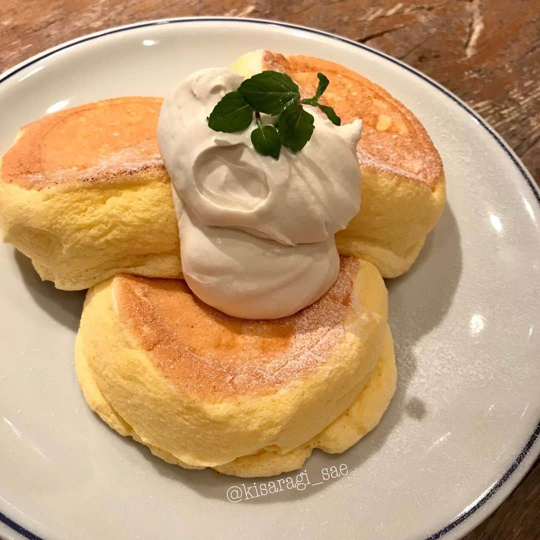 如月さえさんのインスタグラム写真 - (如月さえInstagram)「* * この前、初めてFLIPPER'Sの プレーンパンケーキを食べた🍴 卵感がある生地 ⑅︎◡̈︎* * #japanesefood #photo_jpn #bestphoto_japan #loveeating #ilovefood #pancake #soufflepancake #카페스타그램 #먹스타그램 #팬케이크 #프렌치토스트 #我的最愛 #パンケーキ巡り #パンケーキ女子 #FLIPPER'S #プレーン #奇跡のパンケーキ *」8月16日 21時33分 - kisaragi_sae