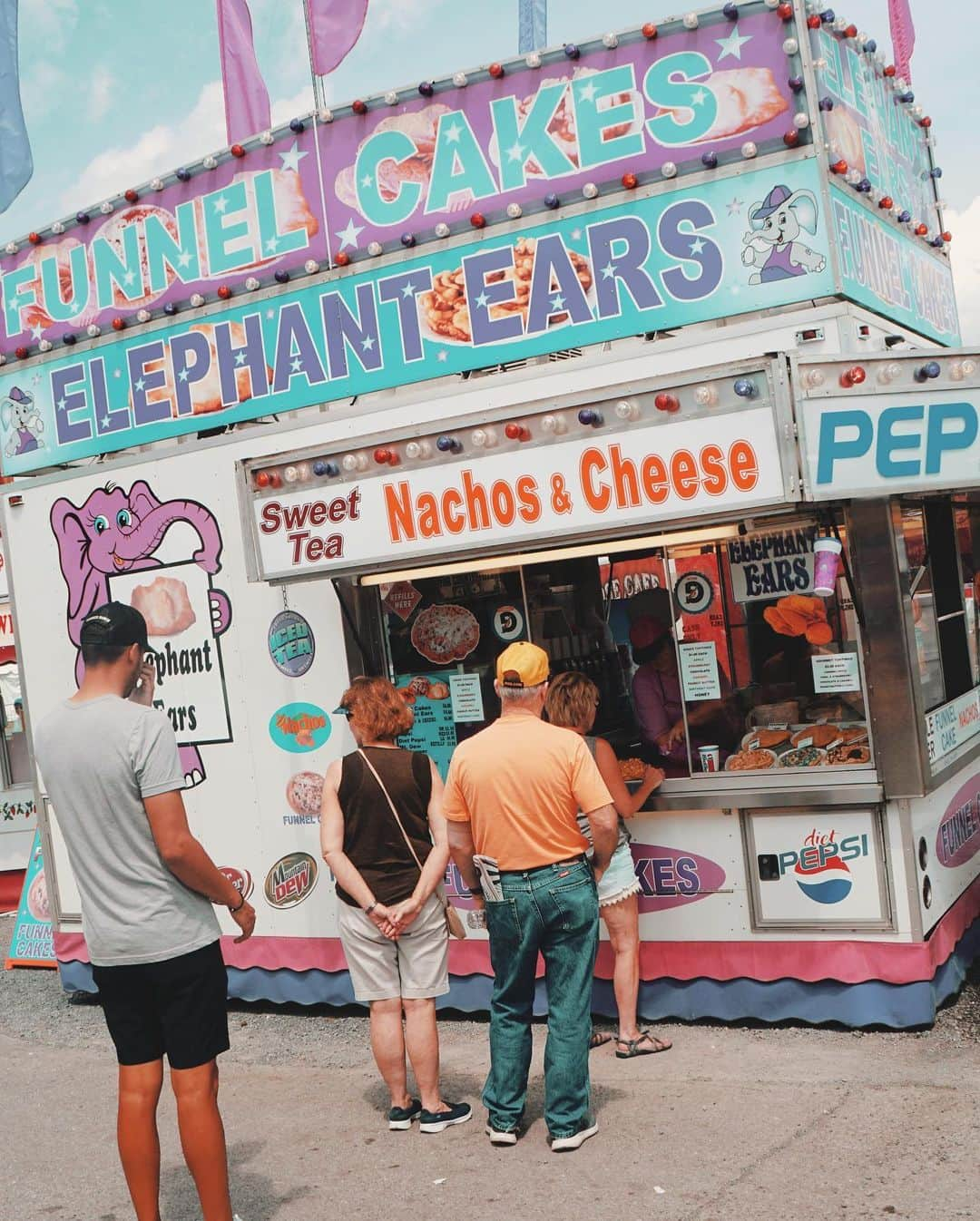 ミシェル・ウィーさんのインスタグラム写真 - (ミシェル・ウィーInstagram)「My first elephant ear ✔️ My first WV State Fair ✔️ Alohaaaaaa Mountaineer Nation 🤙🏼🤙🏼」8月17日 3時07分 - michellewiewest