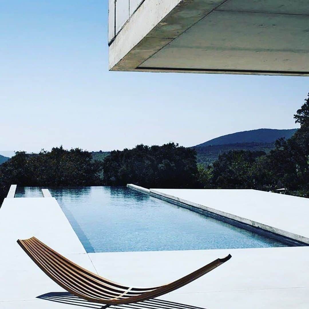 ウォントのインスタグラム：「Villa G by @studioko is a lesson in simplicity, a clever play on balance and form. This concrete house sits above the forests of Luberon, France, and is both elevated and sublime—a celebration of where nature meets design. — #repost @danielrussohome #wantlesessentiels #architecture #inspiration #inspirational #poolside」