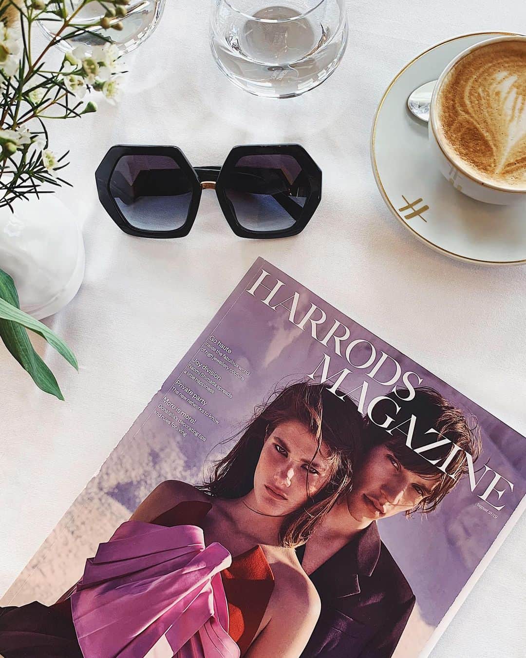 Harrodsさんのインスタグラム写真 - (HarrodsInstagram)「AUGUST ISSUE | High jewellery, forward-thinking fashion, fragrance and exclusive interviews, our latest issue of #Harrods Magazine is the perfect weekend read. Join us in Stories to download the Harrods App. #HarrodsFashion」8月17日 3時03分 - harrods