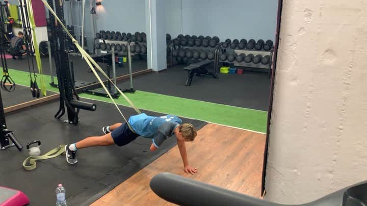 Karolina pekのインスタグラム：「Pierwszy trening w nowym @oracz_mroczek_training_center @paweloracz 👌🏼💪🏼🔥 #omtc #krakow #training」