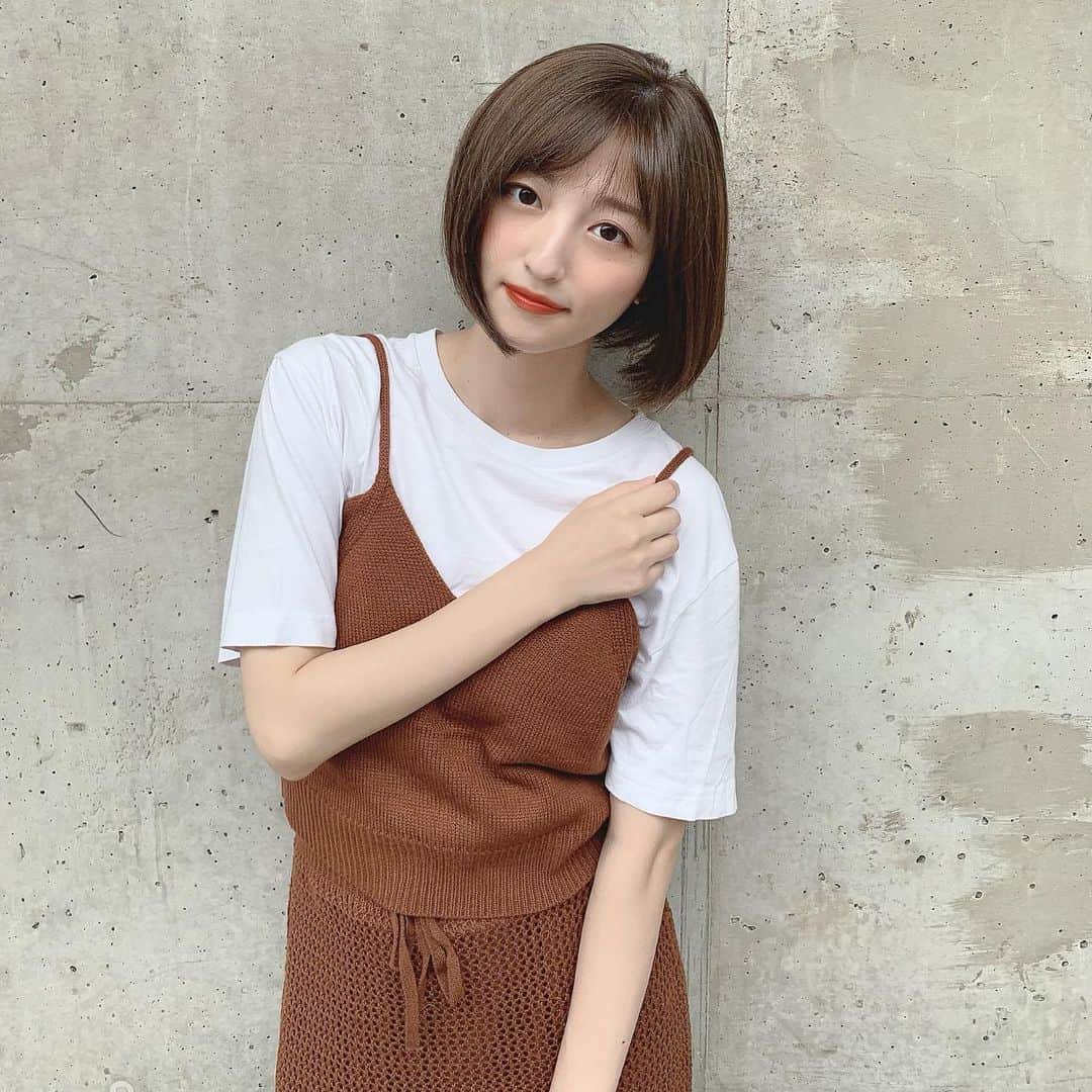 のインスタグラム：「﻿ ﻿ ﻿ ﻿ 髪の毛染めました〜﻿ オリーブ系のアッシュです。﻿ ﻿ 明るさを落としたくなかったので﻿ 10トーンキープしてもらいました！﻿ ﻿ ﻿ ﻿ そして、この茶色のニットのセットアップ﻿ 一目惚れで買いました🧶﻿ ﻿ 素材と色だけで秋っぽくみえる〜﻿ ﻿ ﻿ #sm2 #ehkasopo #セットアップ #ヘアカラー﻿ ﻿」