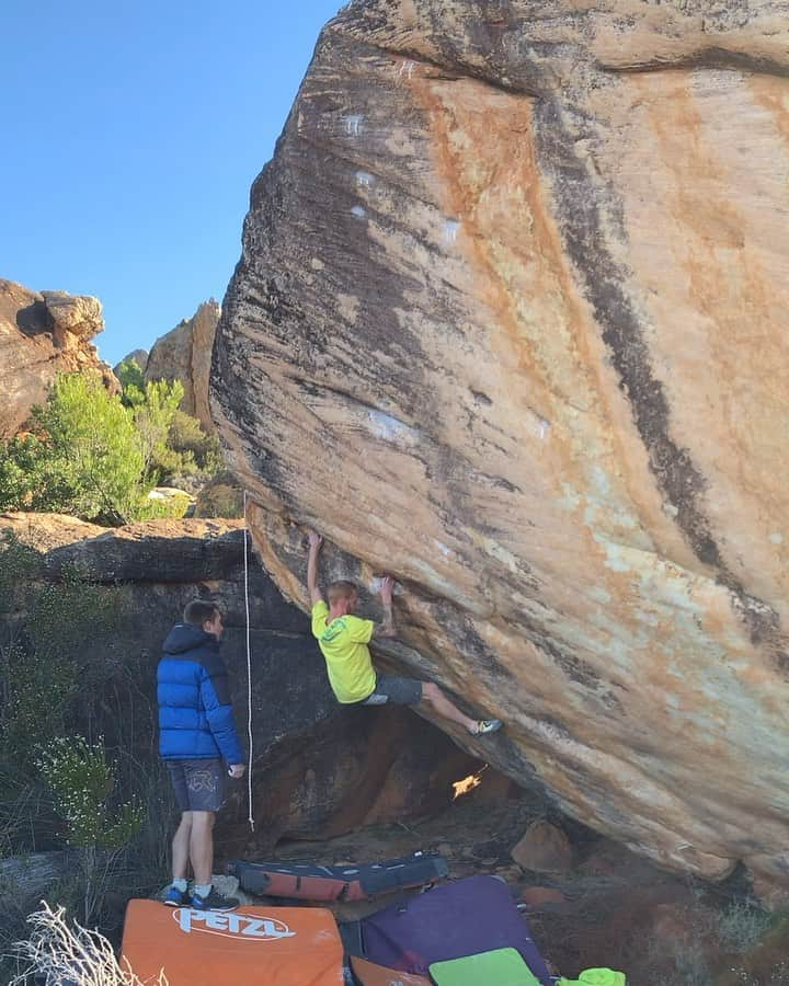 ガブリエル・モローニのインスタグラム：「Rocklands 2019! A month is nothing when you have a blast in the best place in the world... Climbing days are definitely going too fast, but we actually had long and boring days too, waiting for the rain to stop 😭🤬🤯 Several back to back rainy days are good for Africa but nerve wracking for climbers!... I had several ups and downs with my climbing as well, knowing my shape was decent but struggling a bit with motivation and self confidence. So no huge numbers for me this trip, just a bunch of great problems, new for me or left from the previous years!  Here’s some of my favorites: - Trust Issues 8b, very surprised I could get it done that fast, after having struggled on the moves two years ago (🎥1️⃣) - Noise vs Beauty 8b, done with the new double clutch beta, easier but much cooler in my opinion (🎥2️⃣) - Rise Up 8a+, new one from @jwebxl and possibly the best 8a+ in Rocklands - Lovin Life 8a+, kind of unknown problem but one of the ones that climb better. Smooth edges and slopers 👌🏻 - Tiger Claw 8a, great line, pretty tall and spicy moves. I even tested the fall missing the final jug on my flash try, scary but safe!  Thanks a lot Rocklands for another great trip and thanks to my buddies @stefanscarperi @simotentori @caspar_hueller for the amazing times... #e9team #petzlteam #scarpaspa #frictionlabs #urbanwallmilano @e9clothing_official @petzl_official @scarpaspa @frictionlabs @urbanwallmilano」