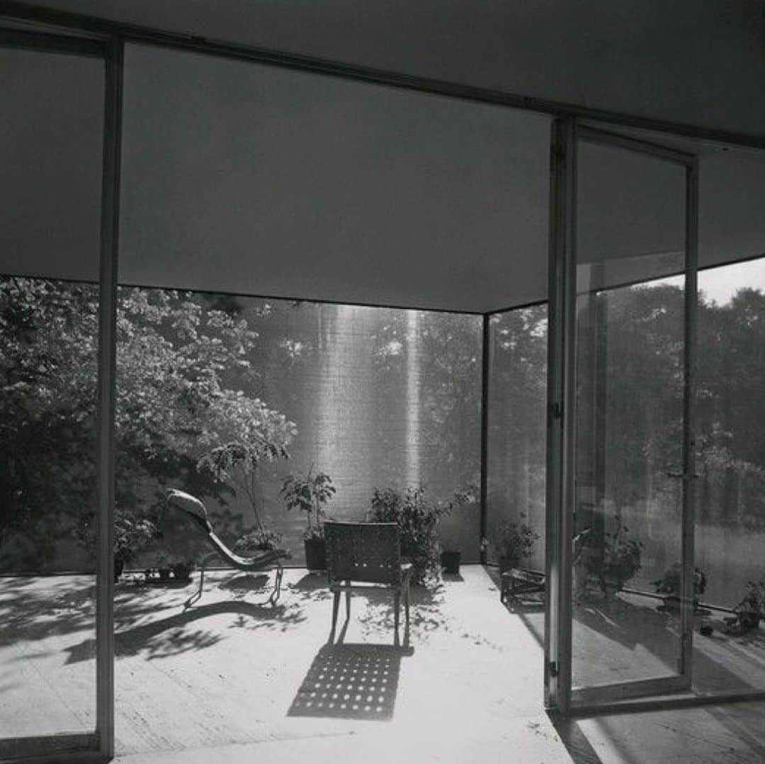 ペニーレ・タイスベックのインスタグラム：「24 hours getaway💛 #farnsworthhouse」