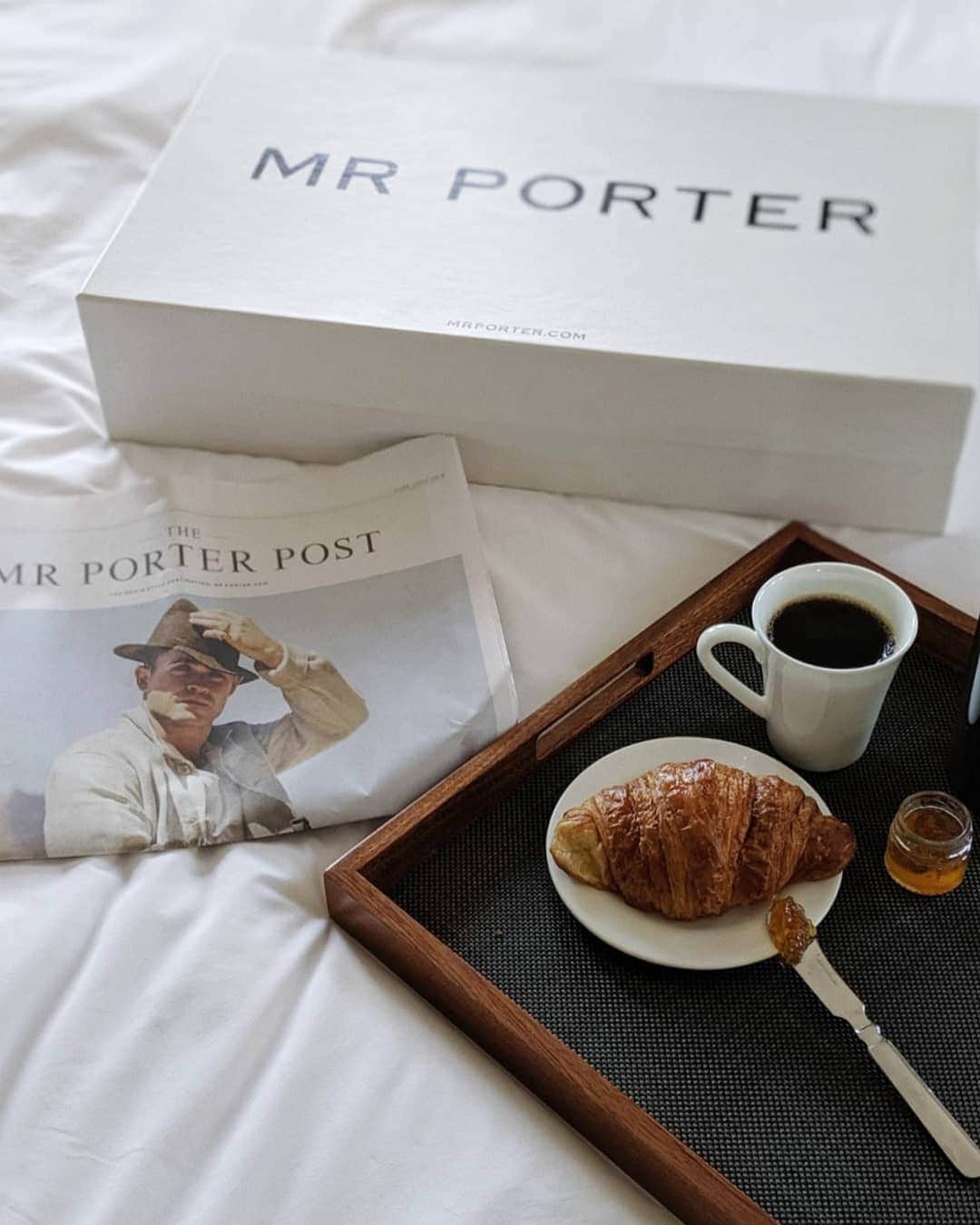 MR PORTERのインスタグラム：「We're heading to the Hamptons for the weekend. But, there's always time for breakfast in bed (and a speedy MR PORTER delivery) before hitting the road ☕ @editionnewyork #MRPORTERHamptons」