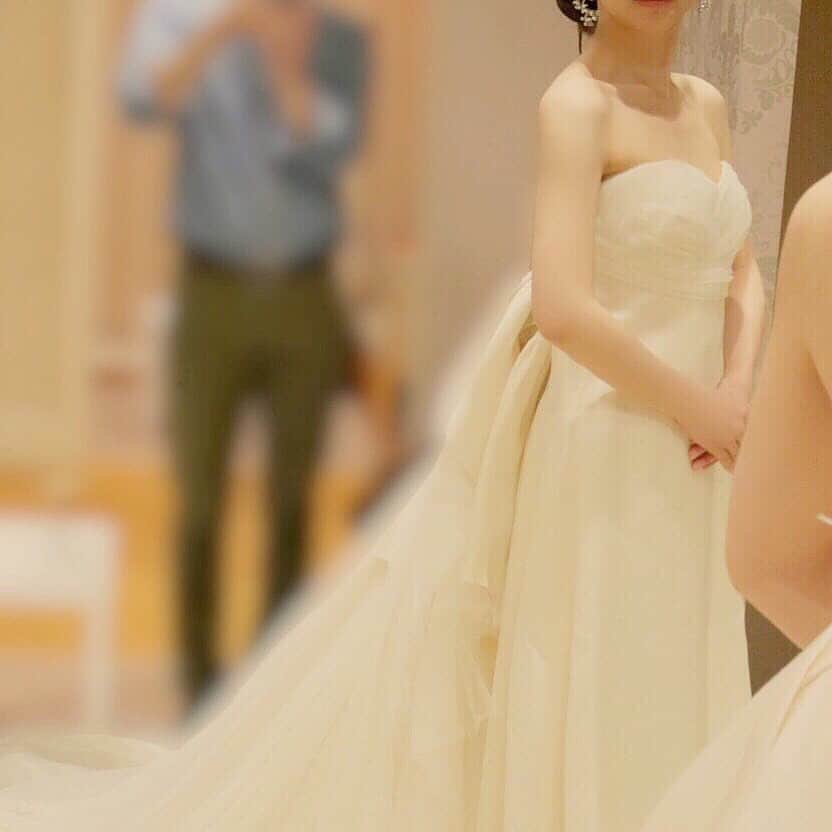 Choole 業界初、オンライン結婚式準備サービスさんのインスタグラム写真 - (Choole 業界初、オンライン結婚式準備サービスInstagram)「素敵なウェディングドレス6選👗 ドレスは大人かわいいものが着たかったそうで、上質なものを探したそうです✨ 他にもドレス試着は沢山したそうですが、投稿しているドレスは最後まで候補に残ったドレスだそうですよ🌷  @green_sunnytomato さんのインスタグラムは他にも素敵なお写真がたくさんありますので、みなさんもぜひ参考にしてみてくださいね💐 . photo by @green_sunnytomato . 結婚式で好きなドレスを着たいなら、 チュールウェディング(choole)からドレス・会場を探そう👗  @choole_wedding からHPをチェック  #ウェディングドレス試着#ドレス選び#ドレス試着レポ#ドレス探し#ドレス迷子#お色直し#ドレス試着#ドレスレポ#運命のドレス#インポートドレス#オーダードレス#choole#全国の花嫁さんと繋がりたい#プレ花#花嫁会#大人婚#花嫁準備#結婚準備#プレ花嫁#全国のプレ花嫁さんと繋がりたい#関東花嫁#プレ花嫁準備#おしゃれ花嫁#卒花#結婚式レポ#日本中の花嫁さんと繋がりたい#インポートドレス#リームアクラ#ワタベウェディング」8月16日 21時47分 - tokihana_wedding