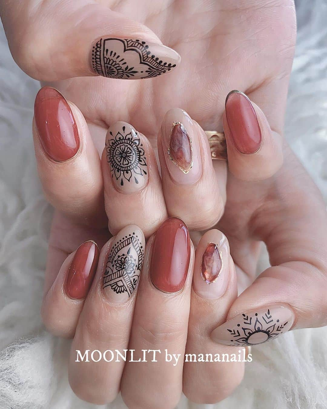 mananailsさんのインスタグラム写真 - (mananailsInstagram)「henna tattoo❁ ヘナタトゥーの描き方は今月21日の @moonlit_shoko のセミナーで💕 ㅤ ☾120min design」8月16日 21時49分 - mananails