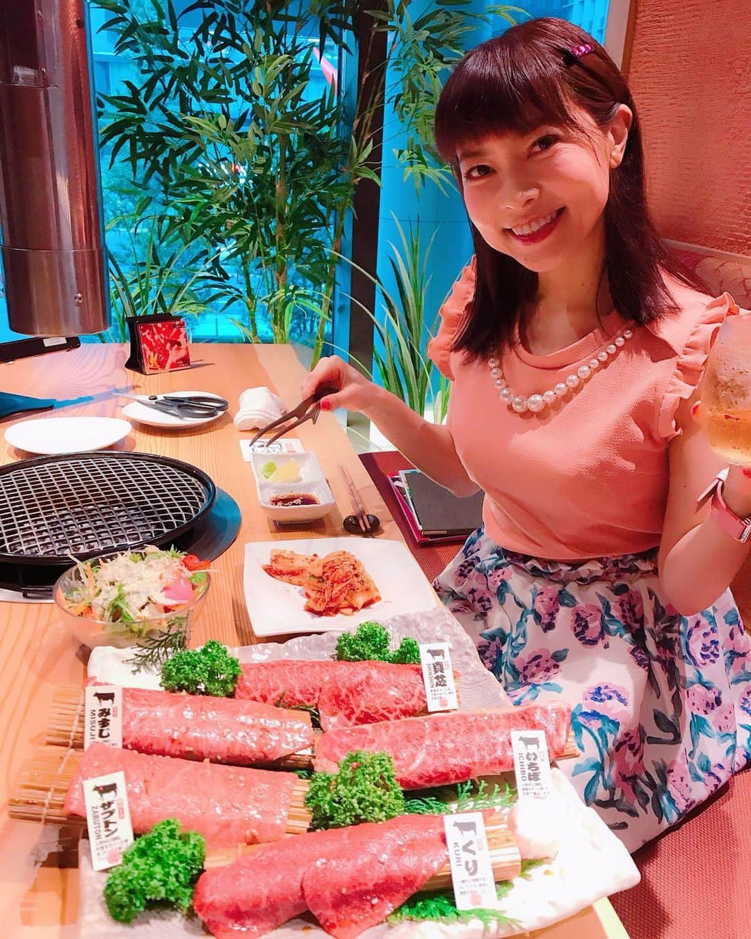 DJ MIYAさんのインスタグラム写真 - (DJ MIYAInstagram)「こんばんはぁ💗大手町（東京駅）の「神戸牛焼肉&生タン料理 舌賛 （ZESSAN）」@zessan_Kobebeef  様で🎀  お高級焼き肉ディナーしてきましたぁ～～☆彡💗 . .  最高級A5ランクの神戸牛を産地より一頭買いしている、焼肉屋さんだよ～～ぉ☆彡 . お店の方が焼いてくれる、炙り焼き肉の数々。ほんっとになめらかで美味しすぎたーお肉❤️ （MIYAは、タンが食べられないのでそれ以外でお願いしましたぁ。ありがとうございます😊） . みすじや、くりなどとても甘みがあるし 特製出汁につけていただいたょー❤️ . それに、写真の シャトーブリアンの握り寿司ー！！ 超豪華でーす！ キャビアと金箔が、乗っててびっくり！  お肉が新鮮だから贅沢な逸品でしたぁー❤️ これ、絶対食べてみて欲しいでーす❤️ . それにーぃ！  ユッケが極上でございますー！ 生肉大好きなので、こんなに質のいいユッケはありがたすぎるー！💗 . とても美味しゅうございましたー⭐︎⭐️⭐︎ .  店長さんや、店員さんたち ほんとに笑顔が素晴らしくてとても楽しい焼き肉の時間が過ごせましたぁー💗 . .  大手町の新しいビルの中に入ってて、とっても綺麗な個室でゆっくりと堪能できたので、おすすめ。💗 . .  ぜひ行ってみてね☆彡ごちそうさまでしたぁぁ。 . .  東京都千代田区大手町2-3-1 大手町プレイス ウエストタワー 2F 大手町 ZESSANで検索してね!  Casting By @woomy.restaurant  #グルメ　#東京駅　#大手町　#東京グルメ　#焼き肉 #お盆休み　#ZESSAN #神戸牛　#焼き肉女子　#フィットネス女子 #大手町プレイスウエストタワー #グルメ女子　#肉好き #焼肉屋さん　#大手町駅　#旅インスタグラマー　#グルメブロガー #インフルエンサー　#インスタグラマー　#今日のコーデ　#ファッション好き #今日のメイク　#女子会コーデ　#肉寿司 #シャトーブリアン #肉握り #今日のファッション #焼き肉大好き」8月16日 21時51分 - dj_miya