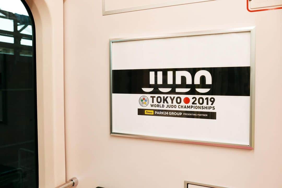 全日本柔道連盟(AJJF)さんのインスタグラム写真 - (全日本柔道連盟(AJJF)Instagram)「【『黒帯の一本道でつなぐ！#2019世界柔道 トレイン』本日より運行開始‼️】. 本連盟は、『PARK24 GROUP presents 2019世界柔道選手権東京大会 』の開催を記念して、2019年8月16日(金)から、JR山手線の車内を柔道日本代表選手をはじめとする総勢2,000名以上の柔道家でジャックした『黒帯の一本道でつなぐ！2019世界柔道トレイン』の運行を開始します🚃✨ 2019世界柔道のプロモーションの一環として、2019年2月より、世界中の柔道家から柔道衣を着用した立ち姿の写真を公募。 その写真を一本に繋げることで、世界一長いポスター（＝最も長いポスターの列）を制作してギネス世界記録®に挑戦する『JUDO IPPON PROJECT』*を展開しており、当初見込みを大幅に上回る応募をいただく等、ご好評いただいております‼️ そして今回、2019年の大会開催にちなみ、この応募写真の中から2,019枚を選定✔︎ 2019世界柔道を盛り上げるべく、柔道日本代表選手とともにJR山手線をジャックする交通広告を展開します✨ . ■実施期間：2019年8月16日(金)～8月31日(土) . ■実施場所：JR東日本山手線 一編成（全11車両）の車内  #柔道 #JR東日本 #山手線 #JR #2019世界柔道 #JudoWorlds」8月16日 21時51分 - ajjf_official