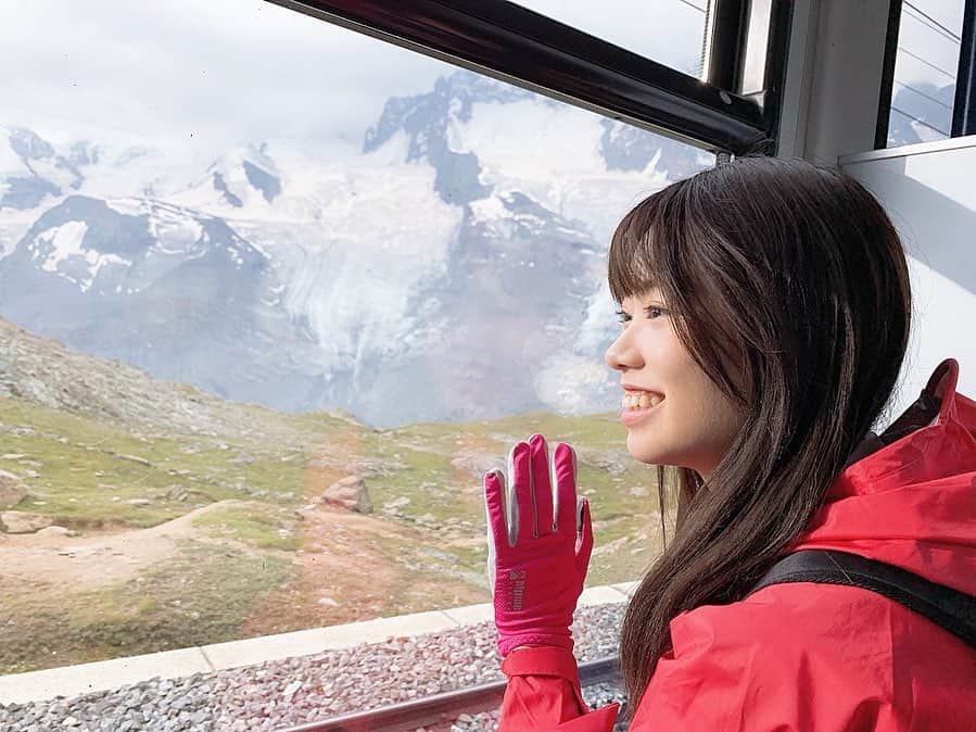 端田三奈未さんのインスタグラム写真 - (端田三奈未Instagram)「🚞﻿→🗻 ﻿ ﻿ ﻿ ﻿ ﻿ ハイキング以外は真っ白の靴を履いていたんだけど、帰国して靴を見ても、ほとんど汚れが付いていなくてびっくりした！旅行中何日か雨が降った日もあったんだけど、雨水に濡れても靴は汚れないし、靴の裏を見ても黒くならないし、スイスに歩道の近くに土がないからなのか、それとも環境が良すぎるからなのかわからないけど、こんな事日本ではないんじゃないかと思って個人的に連日感動してました笑﻿ ﻿ なかなか行けないかもしれないけど、スイスの環境を大事にしながら観光業を発展させれているところについてめちゃめちゃ興味が持てたので、これから勉強してみたいなぁ☺️ ﻿ ﻿ ﻿ #Switzerland  #zermattswitzerland #matterhorn #inlovewithswitzerland #zermattswitzerland #swissjust #euphoria #旅行好きな人と繋がりたい #travelswitzerland #swiss🇨🇭 #海外好きな人と繋がりたい #海外行きたい #zermatt #週末旅行 #スイス旅行 #ヨーロッパ #欧州航路 #週末の過ごし方 #ヨーロッパ旅行 #電車旅 #japanesegirl #旅女 #海外旅行」8月16日 22時01分 - scr_mi