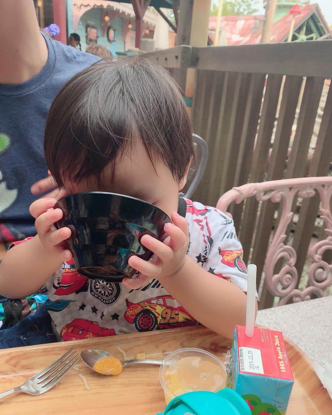 川崎希さんのインスタグラム写真 - (川崎希Instagram)「ディズニーランドでKIDSの用ラーメンを食べるおちびーぬ🍜💓💓💓 チャイナボイジャー美味しい〜🌟🌟🌟 #ディズニーランド #チャイナボイジャー #ラーメン」8月16日 21時56分 - kawasakinozomi