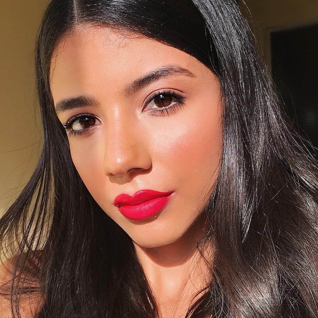 Revlonさんのインスタグラム写真 - (RevlonInstagram)「The classic “I’m ready to take on the day and night look” gets us every time 💋 . @jaydaniss wears #ColorStay Makeup Fresh Beige (250) and #UltraHD Matte Lipcolor in HD Romance (660)  #foundation #lipcolor #beauty #motd」8月16日 21時57分 - revlon