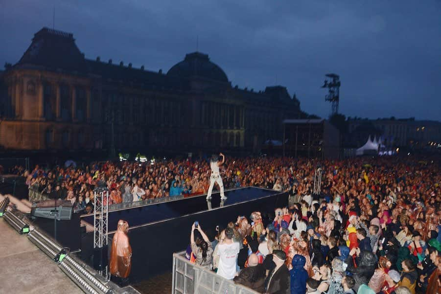 トーヴ・ローさんのインスタグラム写真 - (トーヴ・ローInstagram)「Taking the rain with us from this magical @bsfestival show ❤️ such great energy!! Ready for @findingsfestival toniiight! LAST SHOW OF THIS RUN! I love my team so much」8月16日 21時59分 - tovelo