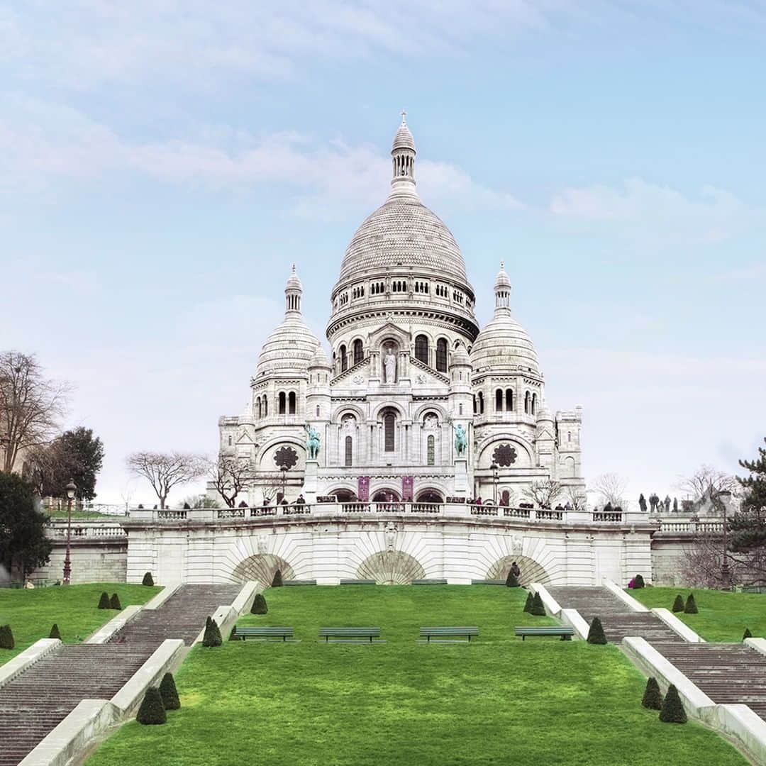 エールフランスのインスタグラム：「Look up and you will see the Sacré-Cœur watching over Paris and the passing time. What about you? What is your favorite spot to enjoy Paris from above?  Levez la tête et vous verrez le Sacré Cœur qui veille sur Paris et le temps qui passe! Et vous, quel est votre lieu favori pour voir Paris d’en haut?  #AirFrance #Franceisintheair」