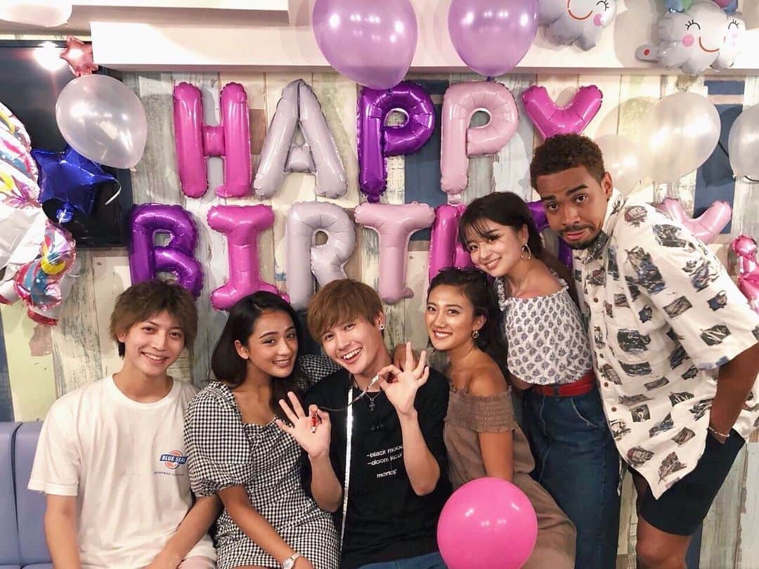 のインスタグラム：「I think that I am truly happy having wonderful friends like you!🌈 素敵な21歳の年にしてね！ Happy 21th birthday maaaya🦄  #お前が座ってる位置主役の場所」