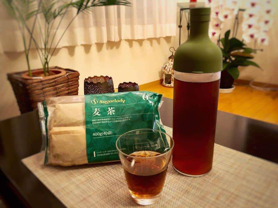 藤井美加子さんのインスタグラム写真 - (藤井美加子Instagram)「☆﻿ 【#麦茶はじめました 🌾🥛﻿】 ﻿ 「#アルキルピラジン」は血液サラサラ﻿ 「#ポリフェノール」の抗酸化作用﻿ 「#ノンカフェイン」で利尿作用のない﻿ ﻿ 麦茶は水分補給と共に美容と健康に効果的な飲み物なんです🙌🤩✨﻿ 風味と味共に今までで一番美味しい麦茶😚﻿ ﻿ ﻿ #美肌食マイスター#アンチエイジングアドバイザー#美肌エキスパート#女優#美容#健康#美肌先生#美肌食#美肌生活#美活#美しく生きる#三木美加子#sugarlady#安心安全#無添加#シュガーレディー#食品#麦茶#healthy#healthylifestyle#healthyfood#food#japanesefood#delicious#drink#mugicha」8月16日 22時04分 - mikako_miki
