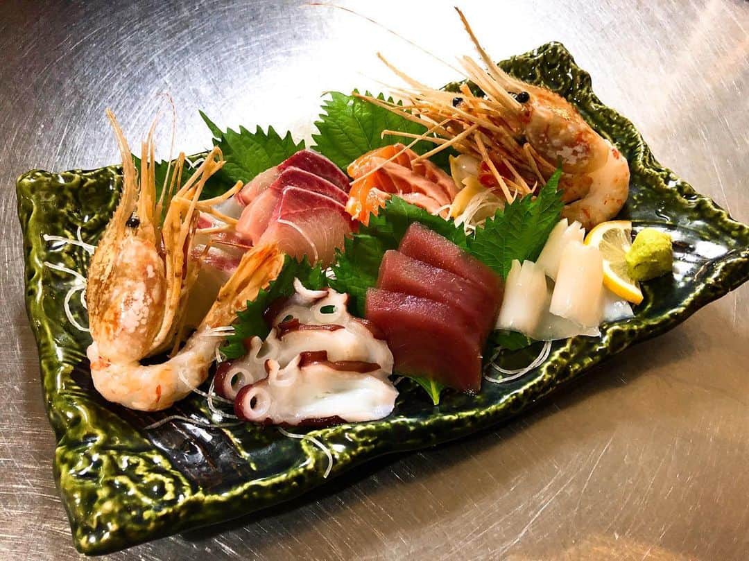 のインスタグラム：「毎度おおきに〜〜🤩 知床漁場枚方店です🍻🌈 本日も沢山のご来店ありがとうございました👪👪 知床漁場ではたくさんの鮮魚を楽しむことができますよ🐟🐠🐡 是非食べにお越しください😍 #北海道#知床漁場#枚方#居酒屋#駅近#鮮魚#肉#うまみ#3150#お待ちしております」