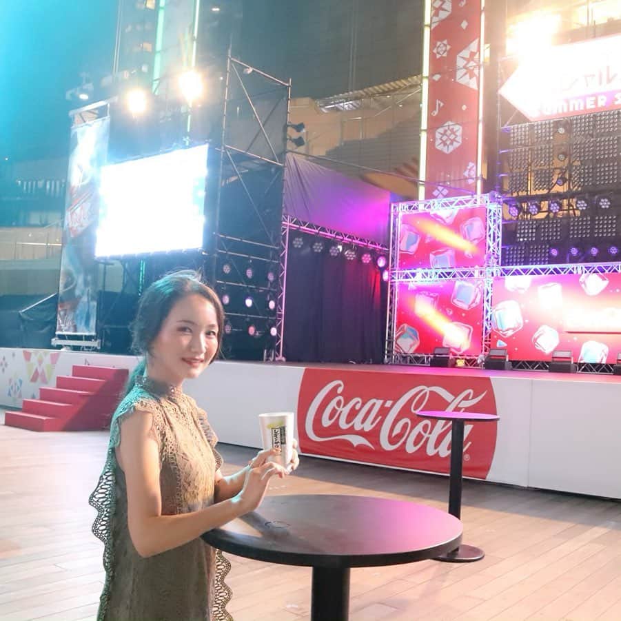 リナのインスタグラム：「テレ朝夏祭り “ショートフィルム・ナイトシアター”に遊びに来たよ〜🎞🌝 . 今年で3回目を迎える、テレ朝夏祭りの恒例イベント☆ ビール片手に夜空の下、夜風に吹かれながらショートフィルムを楽しめるなんて贅沢ですよ〜🍻 . タンブラーまでもらえちゃうレモンサワーがめちゃウマ😋🍷 もちろん、ビールやソフトドリンクもあるよ🥤 . お子さん連れやお仕事帰りのサラリーマン、 OLさんや学生さんなど幅広い方が見にきてましたよ☆ . ショートフィルムの内容も豪華で、 ぷぷっと笑っちゃうものから、シュールなものまで様々📽 . このイベントは明日も開催❗️ 明日はスペシャルゲストとして、 #別所哲也 さんのSPトークイベントもあるみたいだよ😄 ---------------------------- 🎞ショートフィルム・ナイトシアター🎞 ◆8月17日(土) 【場所】六本木ヒルズアリーナ 【開場】18：45 【イベント開始】19：15 【上映開始】19：30 ⚠️入場「無料」❗️ ---------------------------- 他にも、テレ朝夏祭りでは、 ちびっ子から大人まで思いっきり楽しめるイベントがいっぱい開催してるよ🌟 . 8/25（日）まで開催してるから、 今度は子どもたちを連れてこようかなぁ〜👧 ........................................................... #サマステ #ショートフィルム #六本木  #夏イベント #テレ朝夏祭り #テレ朝 #ショートフィルムナイトシアター #ナイトシアター #六本木ヒルズアリーナ #夏祭り #SHORTSHORTS #サイレントナイトシアター  #映画 #映画好きさんと繋がりたい #Movie #洋画」