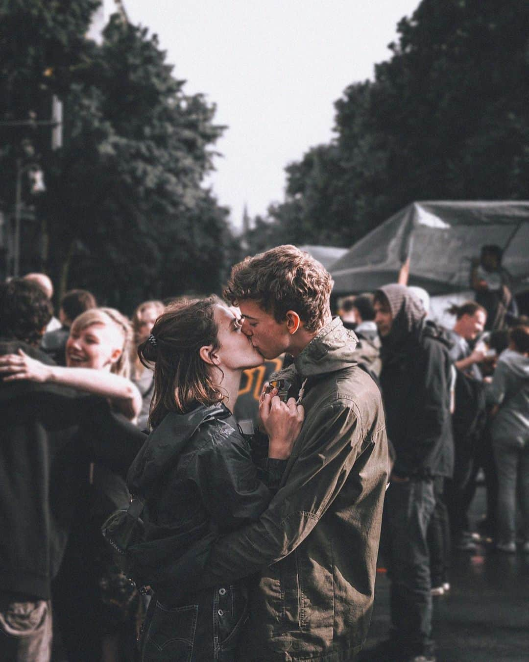 Thomas Kakarekoさんのインスタグラム写真 - (Thomas KakarekoInstagram)「in this very moment #tb to summer 2017 and to one of the pictures I‘ve always been particularly proud of. so much genuine emotion captured in one frame. Hope I get a chance to take a shot like that again some day.  1 or 2, which moment would you pick? #berlin」8月16日 22時07分 - thomas_k