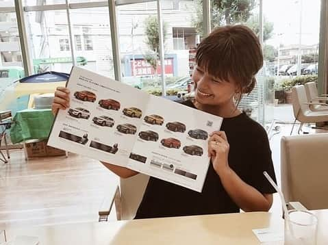 クロさんのインスタグラム写真 - (クロInstagram)「先日、日産プリンス西東京販売久留米店へお邪魔して、日産の車エクストレイルの試乗をさせていただき、先進技術を体験してきました〜🚙！！！ ほんっと、す、すごい！！！ 凄すぎて驚きまくりました😦 痒いところへ手が届く技術ばかり！！ 人間では限りある運転技術も、車という機械が助けてくれる！そんなイメージでした🤔 特に感動したのは、「プロパイロット」という機能！！ 下道ではハンドル操作は自分でしてエンジン、ブレーキだけ車がしてくれる✨ というものだったんだけれど、足に意識しなくてよいことがこんなに楽なの！！？🙄 て位に楽で、ホント勝手に前の車へ着いて行ってくれて、技術の進化に驚きを隠せなかった😨😨😨 他にも一度ブレーキを踏むとそのまま勝手に車がブレーキ踏み続けてくれて、人が踏み続ける必要がないのもすごかった😲 一定時間アクセル踏まれなかったらそのまま、サイドブレーキが引かれるんだって、、もう何から何まで画期的‼️ 革に見える撥水加工のビニールシートも高級感抜群で、よい香りで、最高でした！！ あぁ〜車買い換えたい🥺🥺🥺 詳しくはこのページにも→ https://bit.ly/2yoVanP. . #エクストレイル #XTRAIL #nissanintelligentmobility #pr」8月16日 22時09分 - kuro_risa