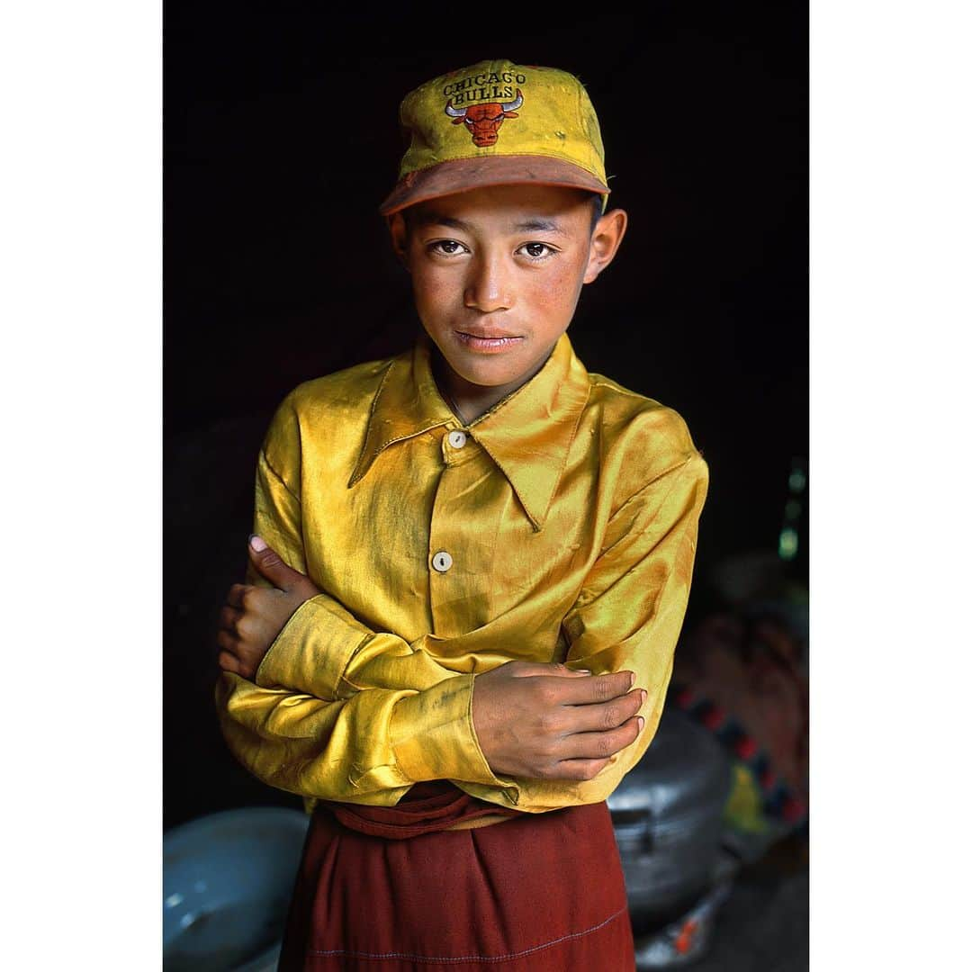 スティーブ・マカリーさんのインスタグラム写真 - (スティーブ・マカリーInstagram)「Novice monk at home in his family’s nomad tent for his yearly visit from the monastery. #Amdo, #Tibet, 2001.」8月16日 22時19分 - stevemccurryofficial