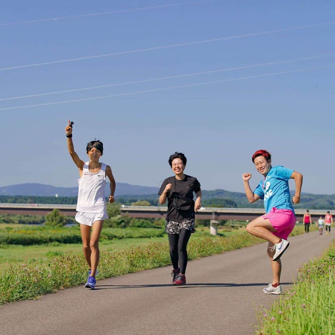 竹本カズキのインスタグラム：「【秋田の思い出】  グッドモーニングランの鷹巣であったイベントにゲストとして呼んで頂きました🏃‍♂️ 4.5kmもの距離を子供たちが涼しい顔で走ってたのが衝撃的🔥  オリンピアンの湊祐介選手とも談笑させて頂きサブ3.5達成出来なかった時のヤバイ罰ゲームが決まってしまいました😭 マジで達成しなきゃヤバイ❗️❗️ 東京ではなかなか朝ごはん食べる事ないけど秋田の食材を使った朝ごはん美味しかったなぁ〜🍙 #ポップライン #グッドモーニングラン #鷹巣 #ランニング #マラソン #秋田」