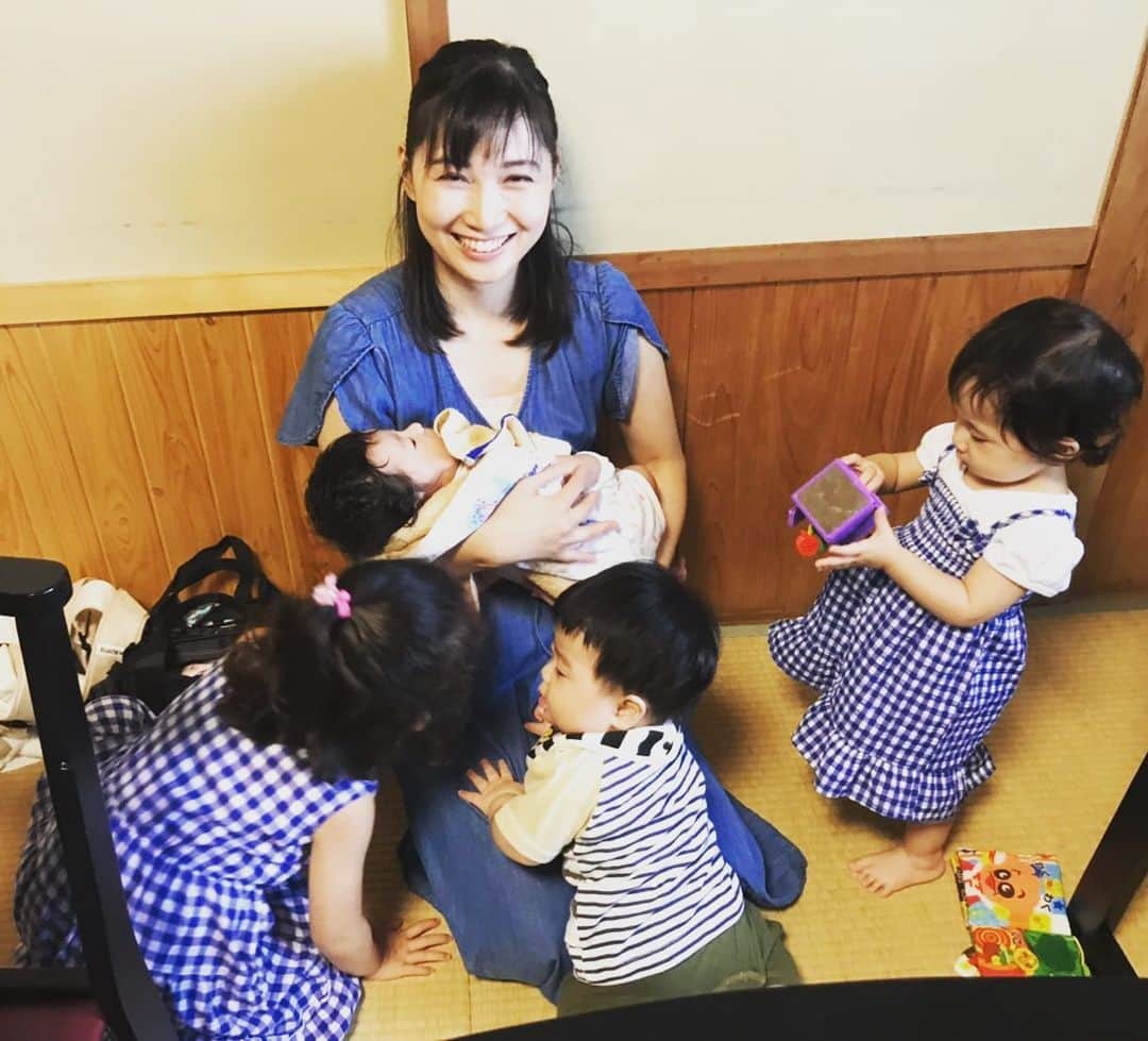 のインスタグラム：「友達とランチして、子供たちに囲まれてハッピー🥰✨子だくさん気分😂  #こども #子だくさん #kids #children #child #赤ちゃん #baby #gap #ootd #아이 #아기 #幸せ #happy #행복 #gap #デニムワンピース」