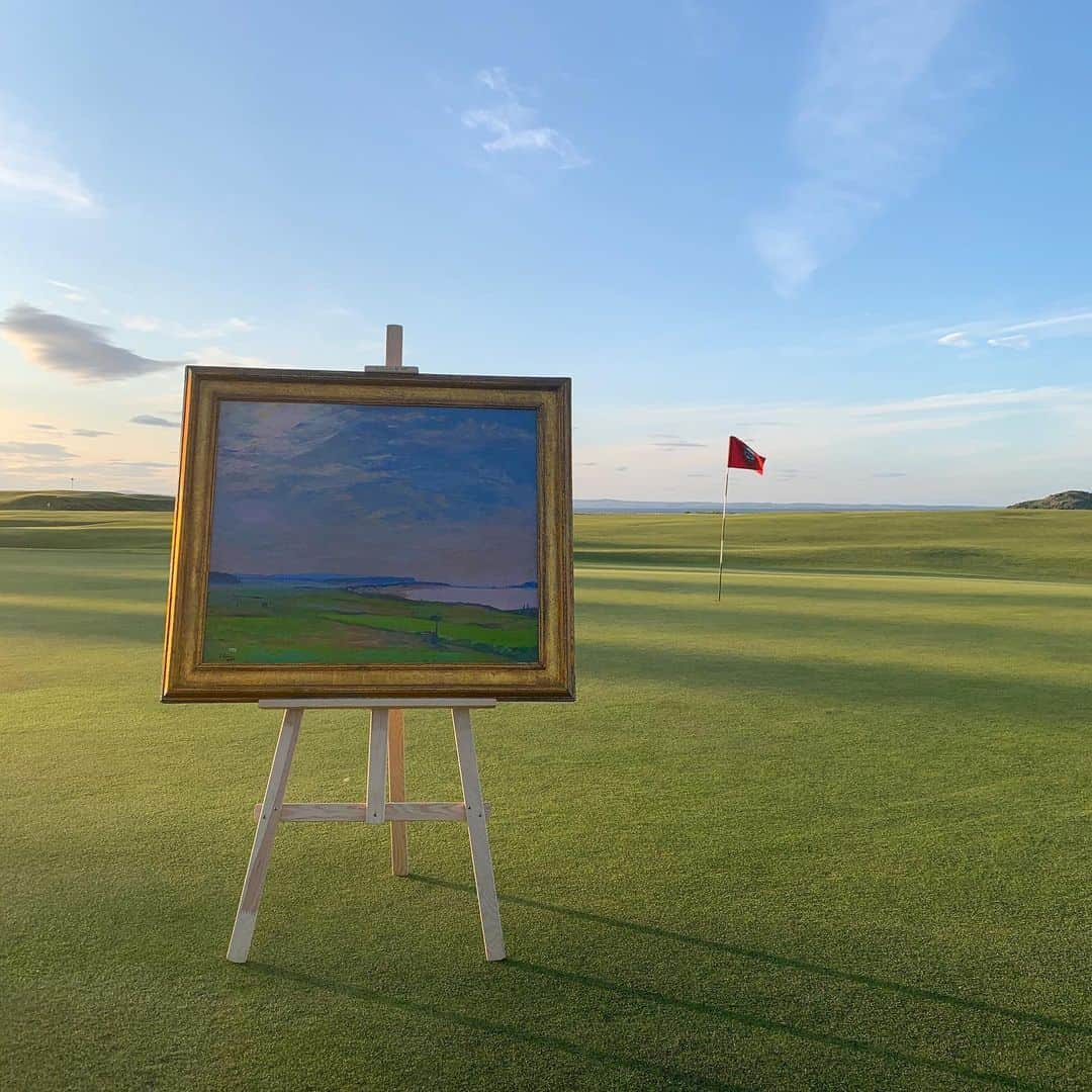 サザビーズさんのインスタグラム写真 - (サザビーズInstagram)「On the fairway: Yesterday evening, we reunited ‘North Berwick No 3’ by Sir John Lavery, with the North Berwick #golf club, almost 100 years after the work was painted.  Between 1921 and 1922 Lavery painted a number of views of North Berwick, recording the changes of sea and sky with great care. This scene looks out across the bay from a small hillock used for teeing off; beyond the coastline curves round to the Firth of Forth estuary, with the island of Fidra just visible on the right. As you can see, the view remains much the same today.  North Berwick No 3 is one of just fifteen paintings the artist made of the historic course. Frequented by the fashionable and famous, the club was introduced to Lavery via Sir Patrick Ford, an important patron and passionate advocate for Scottish art. Lavery enjoyed many an energetic game at the club with his wife Hazel and step-daughter Alice Trudeau. Whatever Lavery lacked in sporting ability he more than made up for in his efforts to capture the blustery, sweeping prospects of the links.  The painting will soon head to #London for our annual #Scottish Art sale on 18 September.  #SothebysScottish」8月16日 22時14分 - sothebys