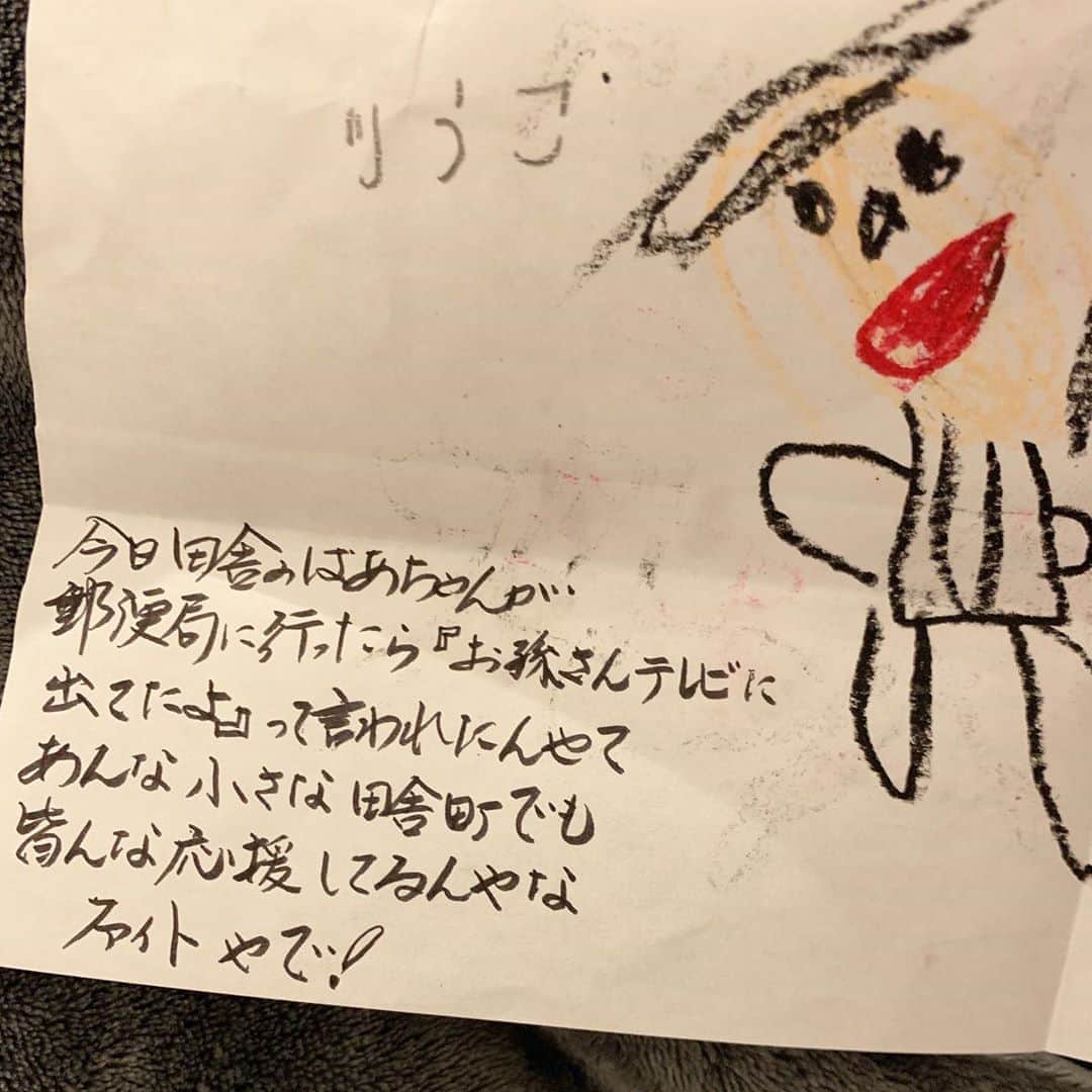 コージ・トクダさんのインスタグラム写真 - (コージ・トクダInstagram)「お盆に母から送られてきた手紙✉️﻿ ﻿ ﻿ 大阪の母親からの手紙に、﻿ 石川県のおばあちゃんの報告﻿ ﻿ ﻿ 姪っ子からの可愛い絵も添えられてる😭﻿ ﻿ ３年以上帰ってないけど、、﻿ 絶対に自信つけて帰るからなー！！！﻿ ﻿ ﻿ 感謝をして、、頑張ります。 ﻿ 自分に力をくれる皆さま、いつもありがとうございます🙇‍♂️﻿ ﻿  #さて﻿ #名前が逆読みだよー笑﻿ #そして絵の俺が黒髪になってる﻿ #姪っ子も大きくなってるんだろなー﻿ #これが僕の頑張れる理由です」8月16日 22時15分 - koji_tokuda1220